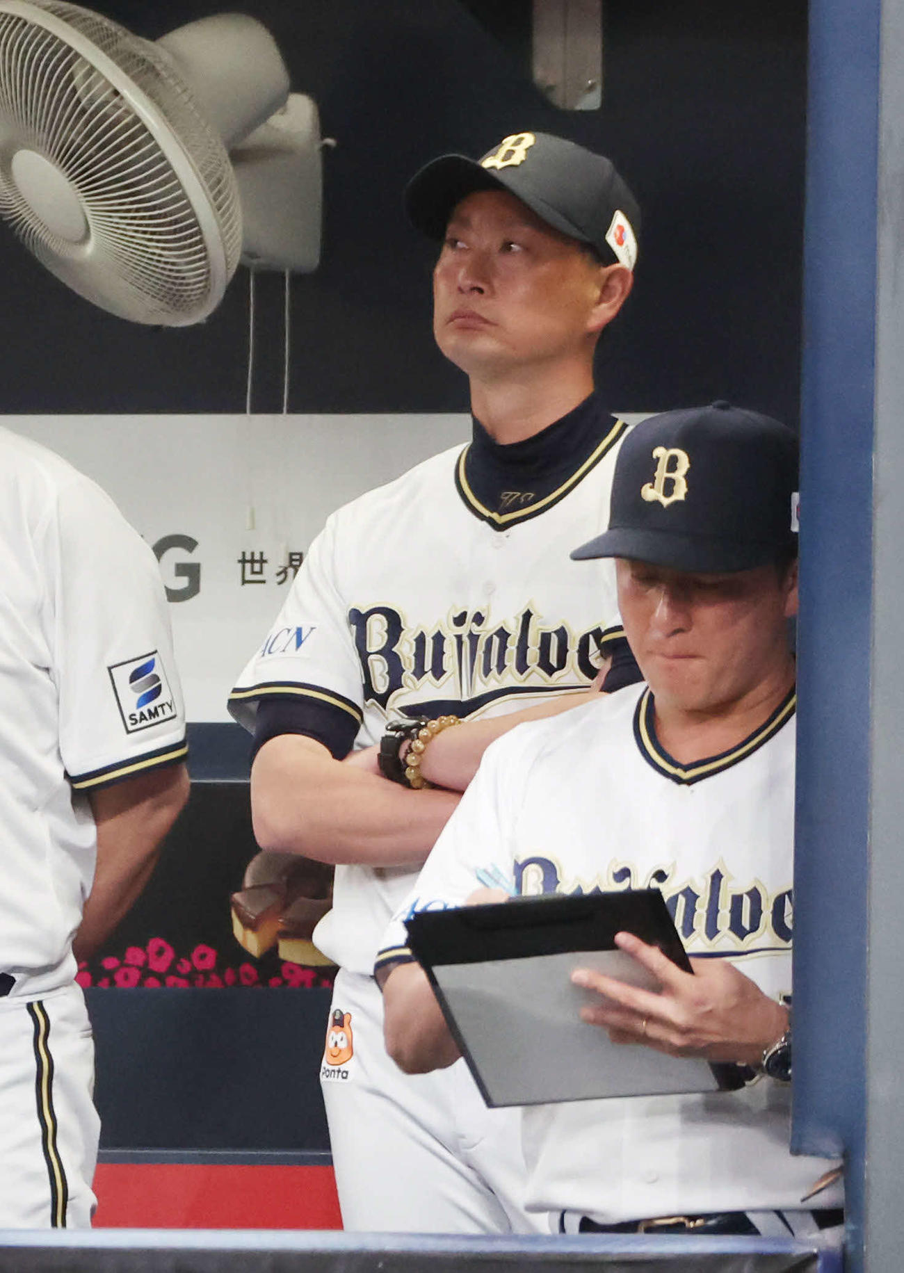 オリックス対DeNA 6回裏オリックス2死、ベンチで試合を見守るオリックス岸田監督（撮影・西尾就之）