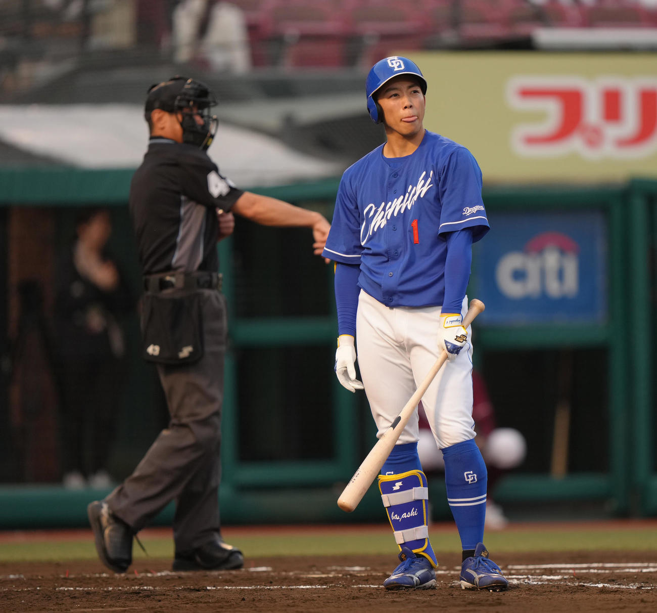 楽天対中日　2回表中日2死一、二塁、岡林は右に切れる特大のファウルを放つ（撮影・足立雅史）