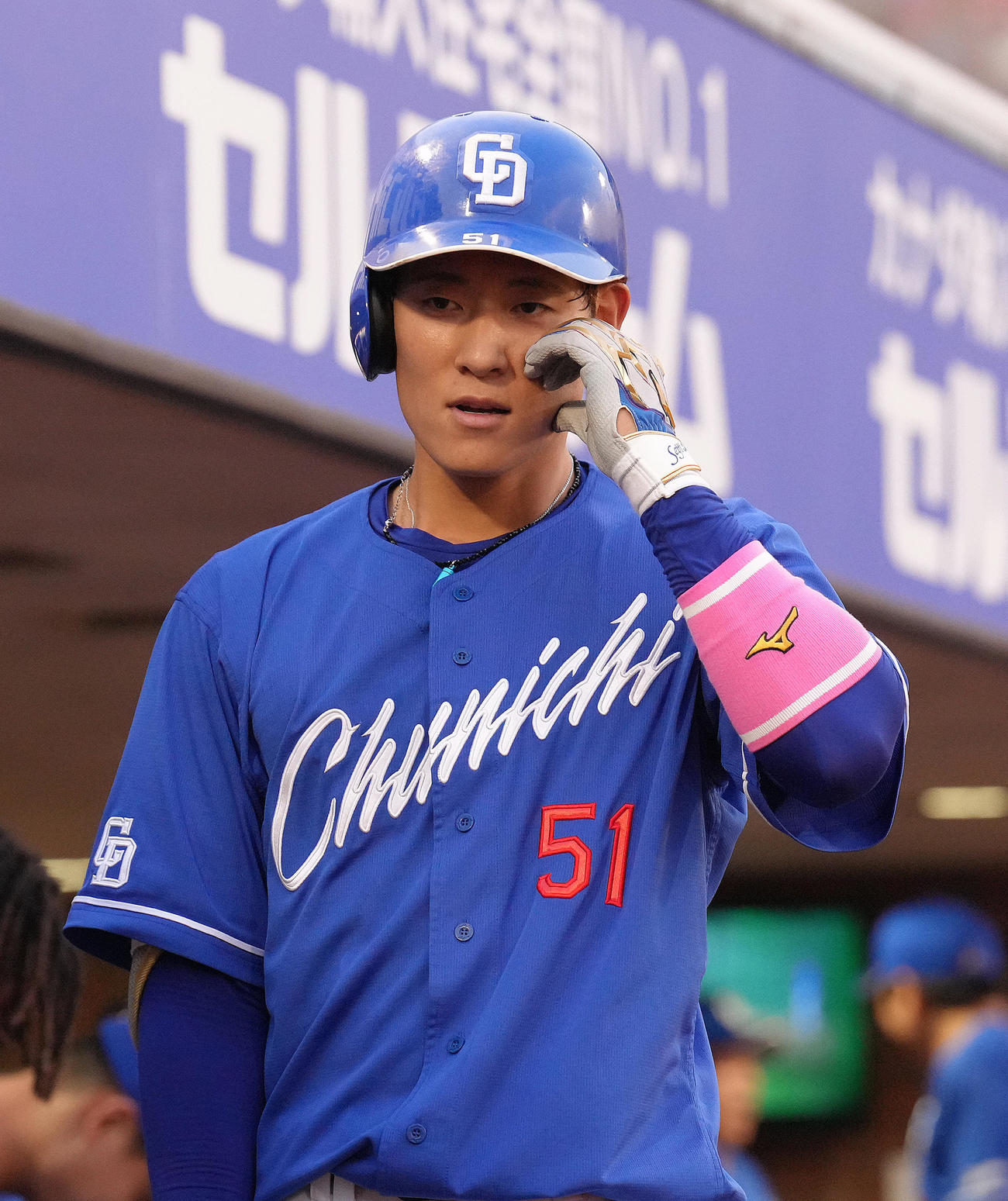 楽天対中日　3回表中日無死、上林は右越え本塁打を放ちポーズを決める（撮影・足立雅史）