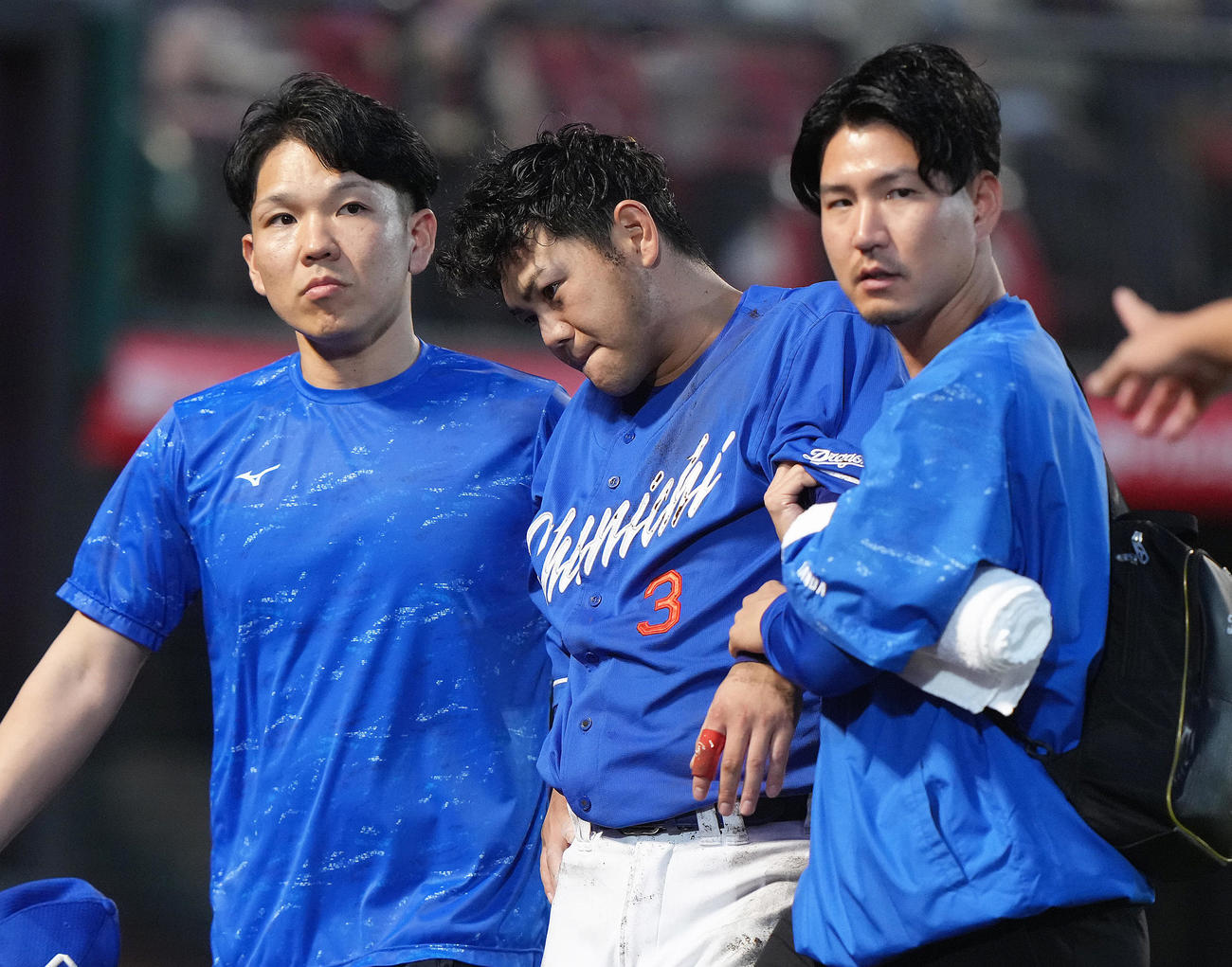 楽天対中日　3回裏楽天1死、太田と交錯し負傷した高橋周（中央）（撮影・足立雅史）