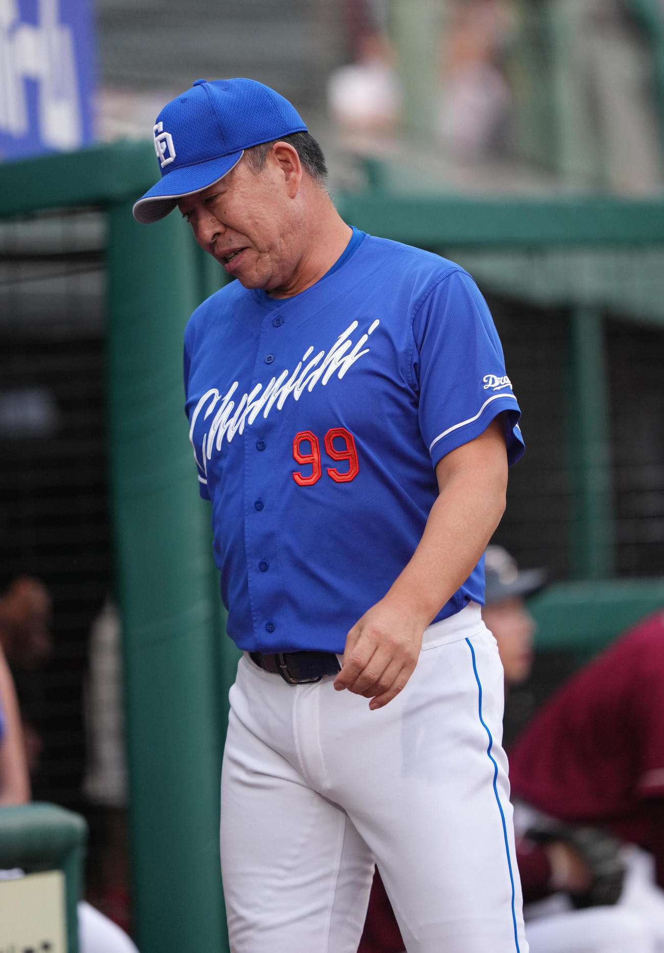 楽天対中日　2回表中日2死一、二塁、岡林の右に切れる特大のファウルの確認にベンチを出かける中日井上監督（撮影・足立雅史）