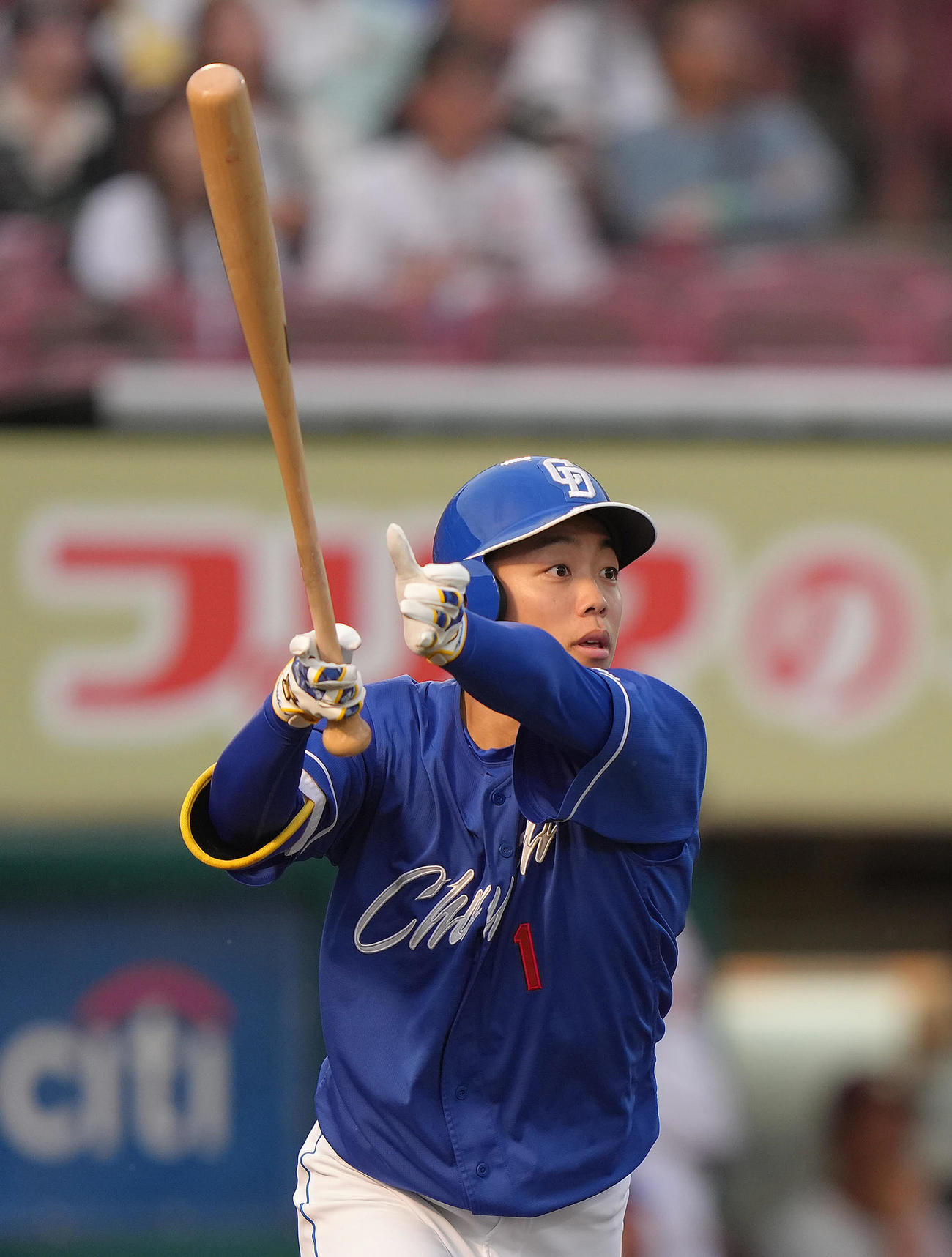 楽天対中日　2回表中日2死一、二塁、岡林は右越え3点本塁打を放つ（撮影・足立雅史）