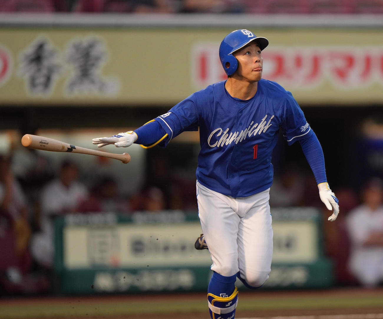 楽天対中日　2回表中日2死一、二塁、岡林は右越え3点本塁打を放つ（撮影・足立雅史）