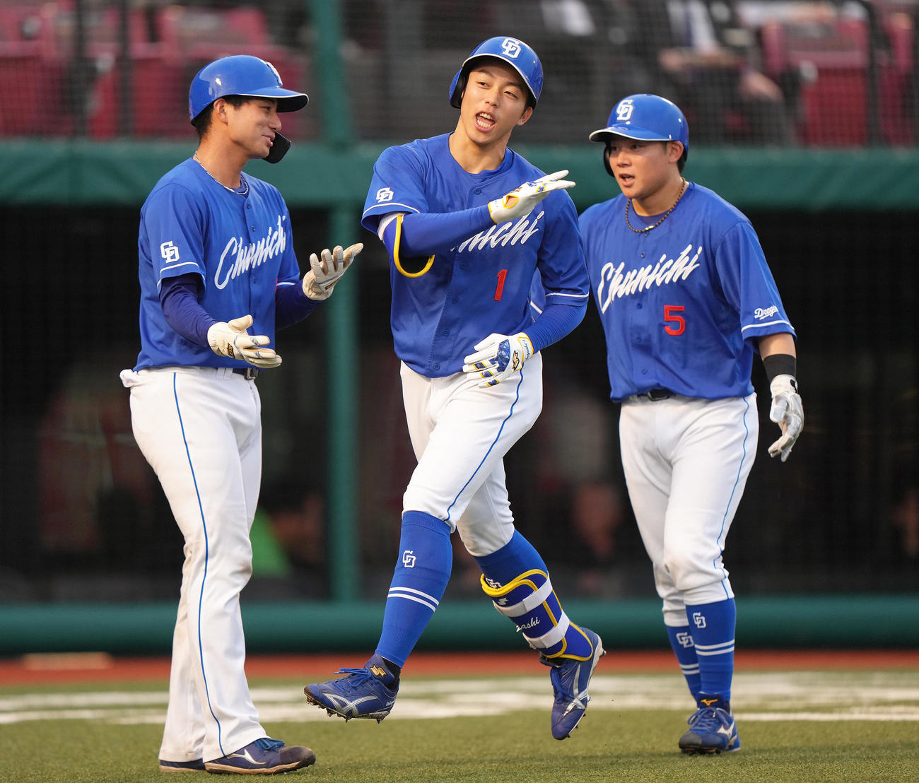 楽天対中日　2回表中日2死一、二塁、岡林（中央）は右越え3点本塁打を放ちタッチを交わす（撮影・足立雅史）