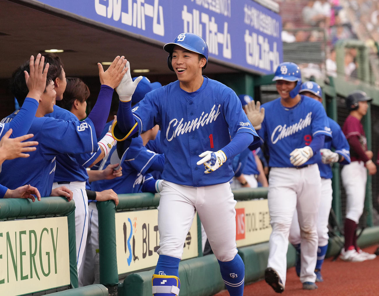 楽天対中日　2回表中日2死一、二塁、岡林は右越え3点本塁打を放ちタッチを交わす（撮影・足立雅史）