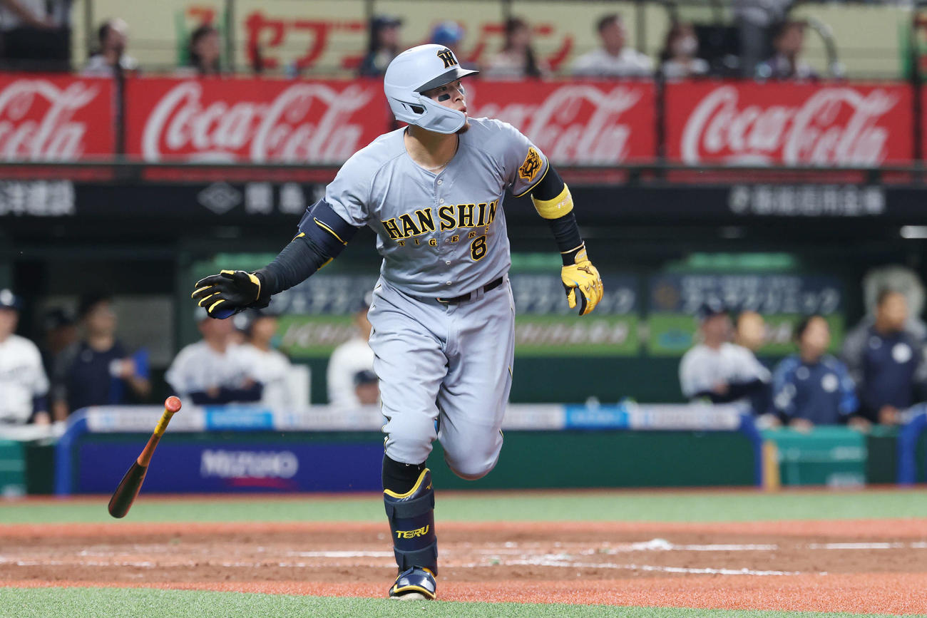 西武対阪神　9回表阪神無死、右越えソロ本塁打を放ち打球を見上げる佐藤輝（撮影・宮地輝）