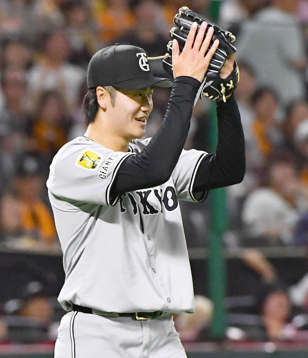 ソフトバンク対巨人　5回裏ソフトバンク2死、秋広を二ゴロに抑え、グラブをたたく西舘（撮影・岩下翔太）