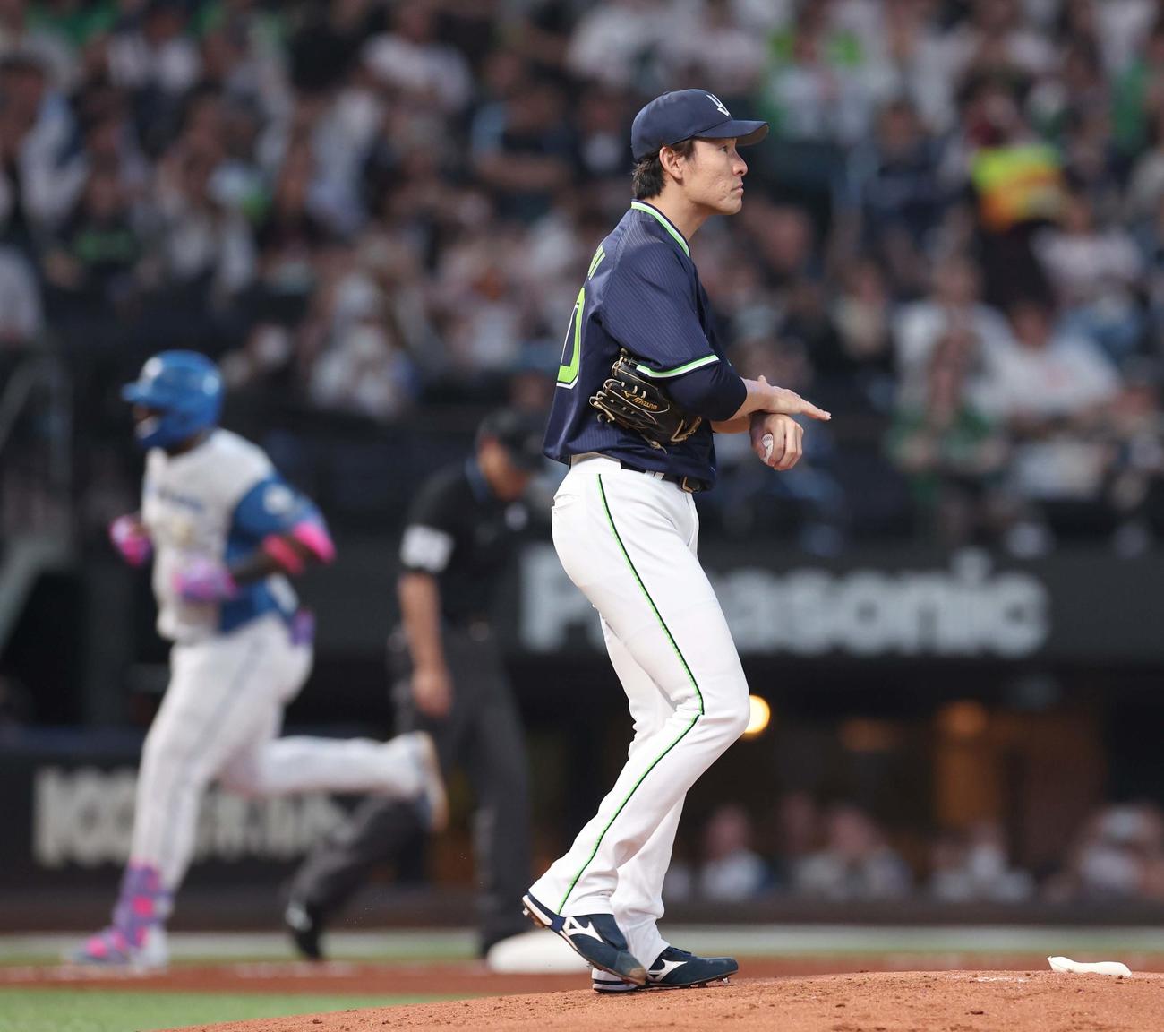日本ハム対ヤクルト　1回裏日本ハム2死一塁、レイエスに2点本塁打を浴びる高梨（撮影・黒川智章）