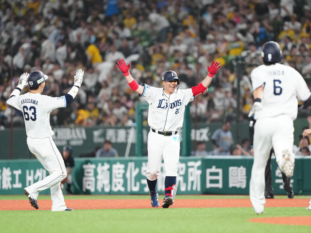 西武対阪神　9回裏西武2死満塁、サヨナラ適時打を放ち歓喜する炭谷（撮影・江口和貴）