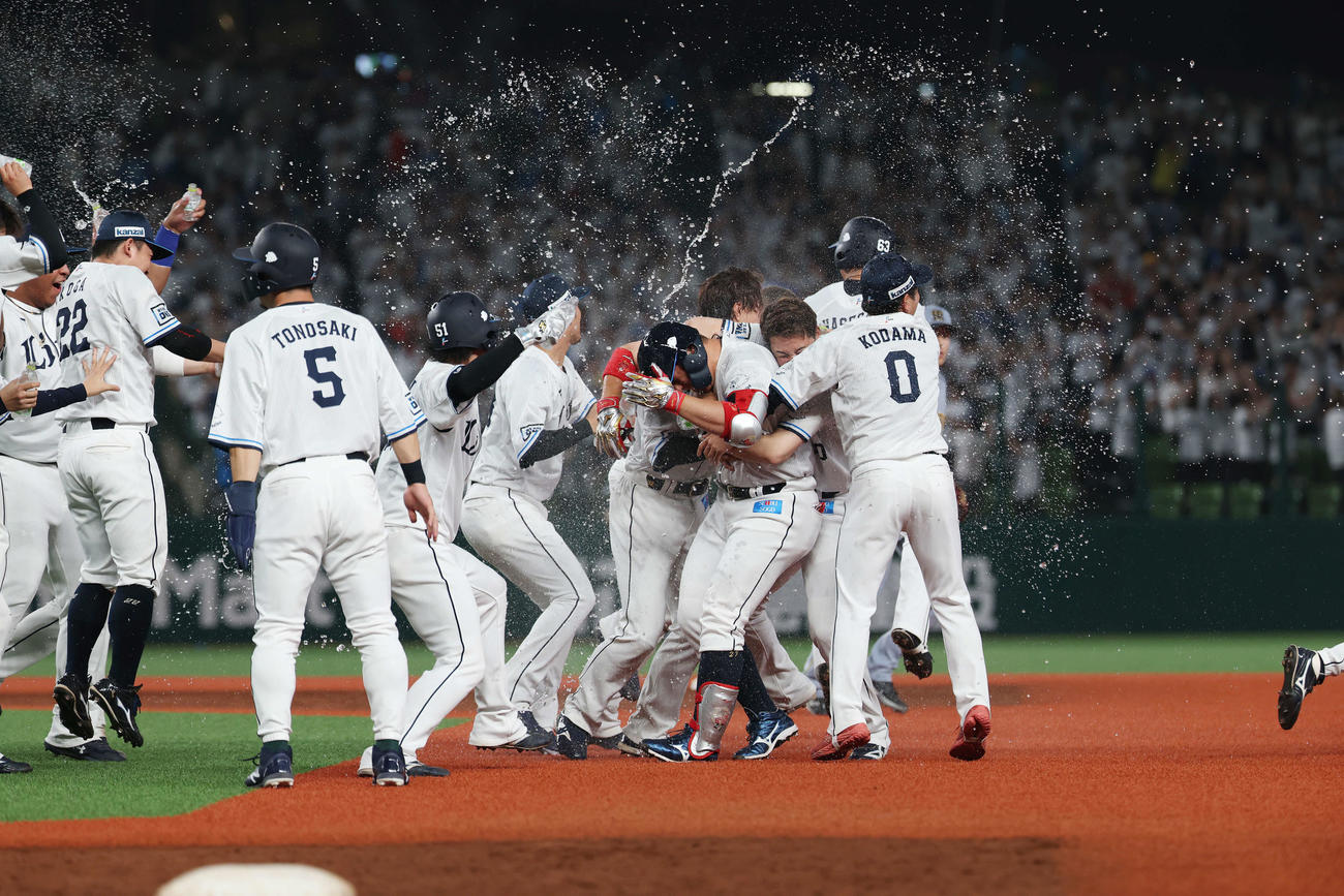 西武対阪神　9回裏西武2死満塁、サヨナラ右前適時打を放ちチームメートからウオーターシャワーを浴びる炭谷（中央）（撮影・宮地輝）