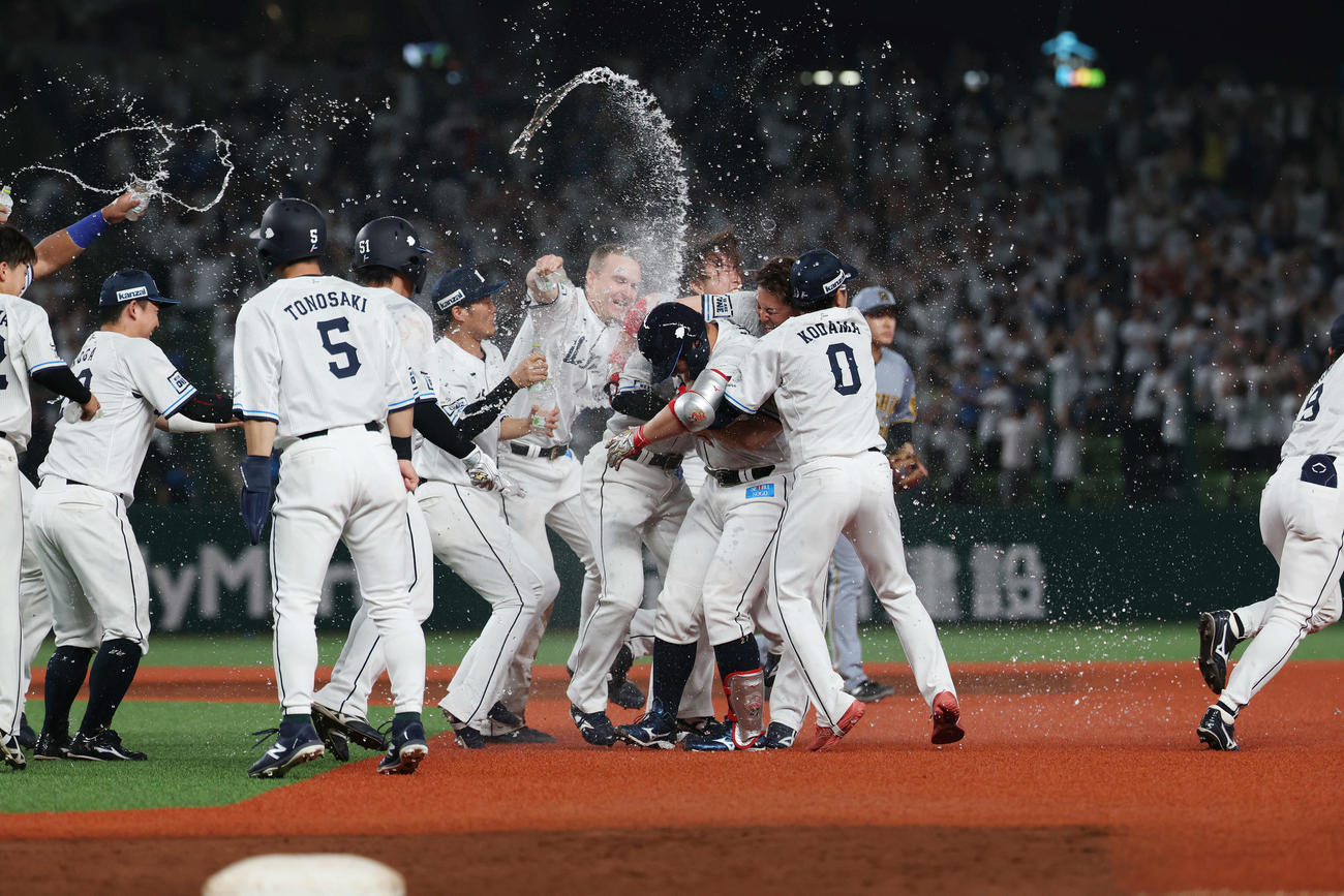 西武対阪神　9回裏西武2死満塁、サヨナラ右前適時打を放ちチームメートからウオーターシャワーを浴びる炭谷（中央）（撮影・宮地輝）