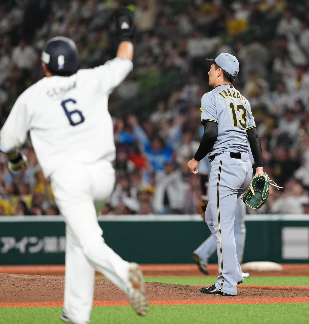 西武対阪神　9回裏西武2死満塁、炭谷にサヨナラ適時打を浴びた岩崎（撮影・江口和貴）