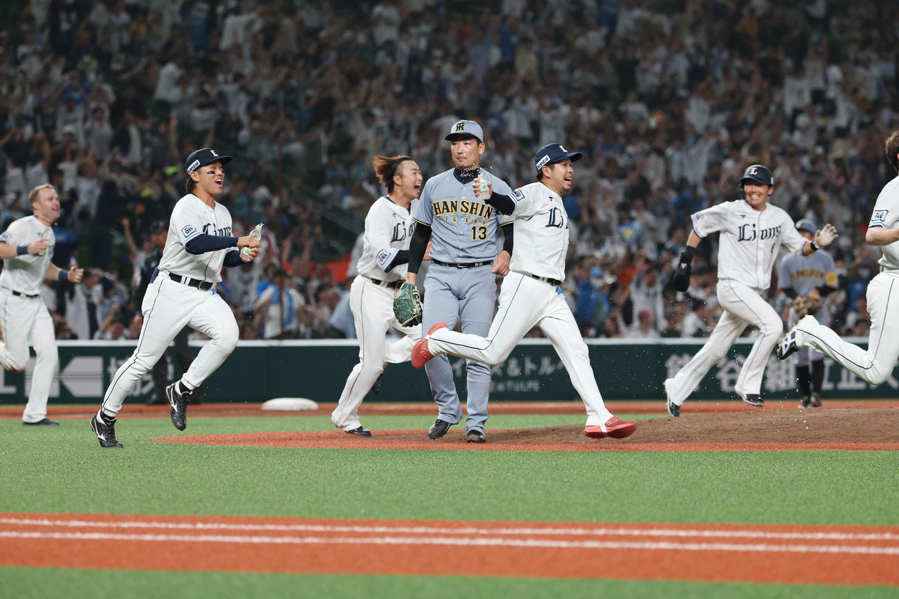 西武対阪神　9回裏西武2死満塁、炭谷にサヨナラ右前適時打を浴びた岩崎（撮影・宮地輝）