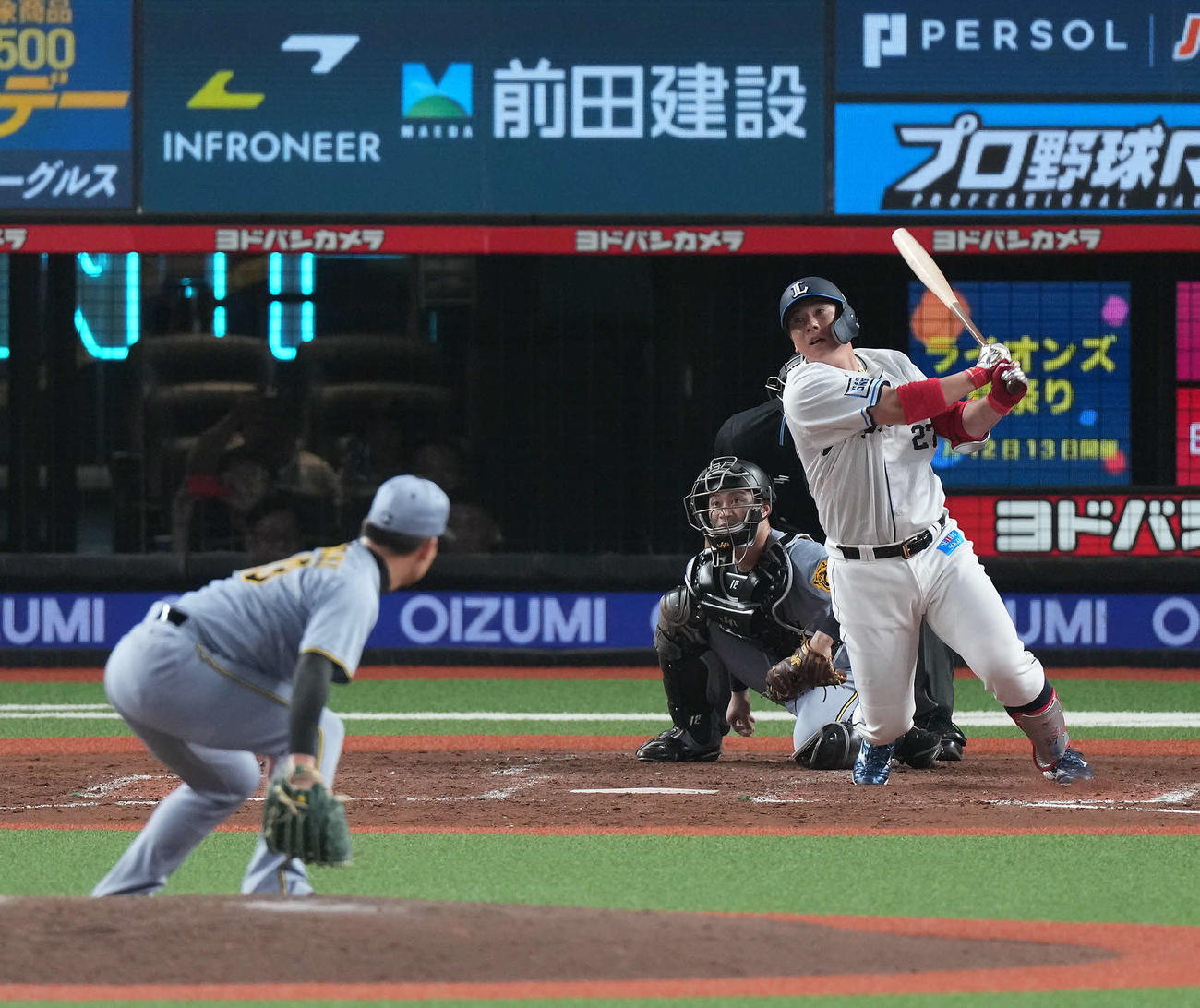西武対阪神　9回裏西武2死満塁、サヨナラ打を放つ炭谷。投手岩崎（撮影・たえ見朱実）