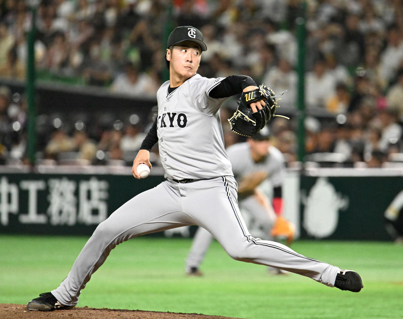 ソフトバンク対巨人　巨人先発の西舘（撮影・林敢治）