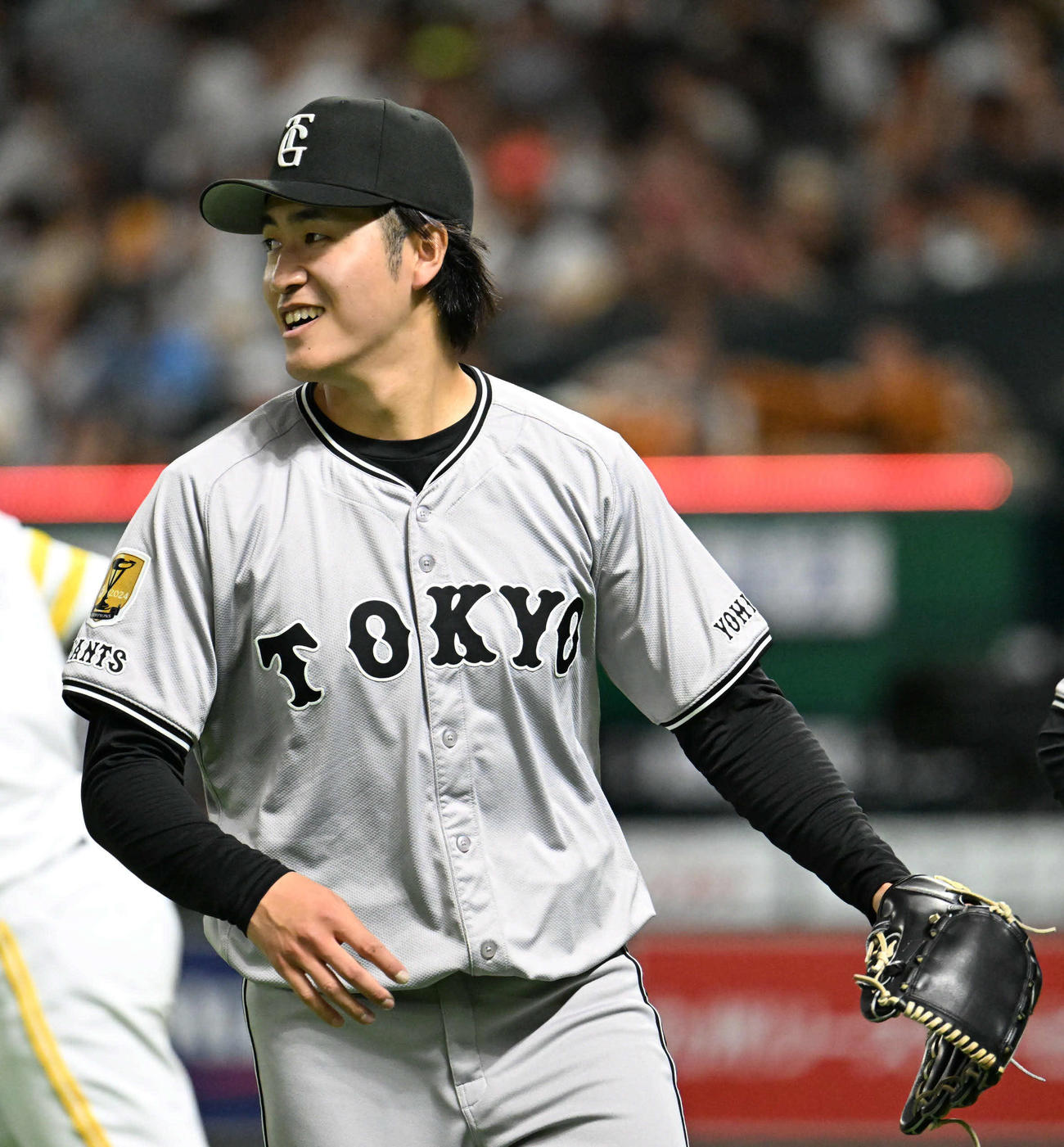 ソフトバンク対巨人　6回を終え、笑顔を見せる巨人先発の西舘（撮影・林敢治）