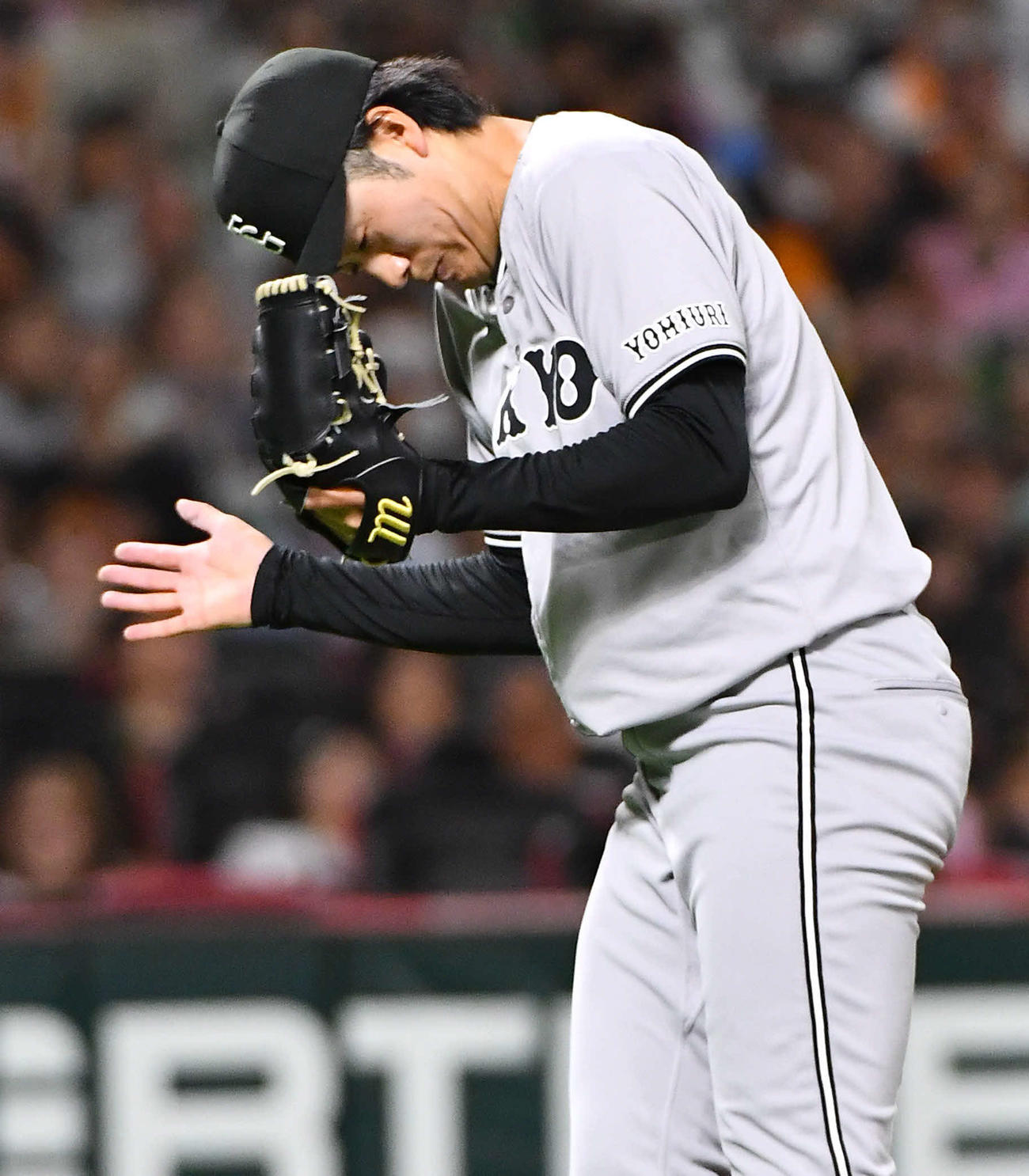 ソフトバンク対巨人　7回裏ソフトバンク2死二塁、秋広を空振り三振に抑え、グラブをたたく西舘（撮影・岩下翔太）