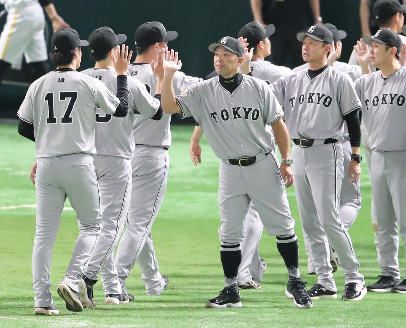 ソフトバンク対巨人　ソフトバンクに勝利を飾った阿部監督はベンチ前でナインを出迎える（撮影・梅根麻紀）