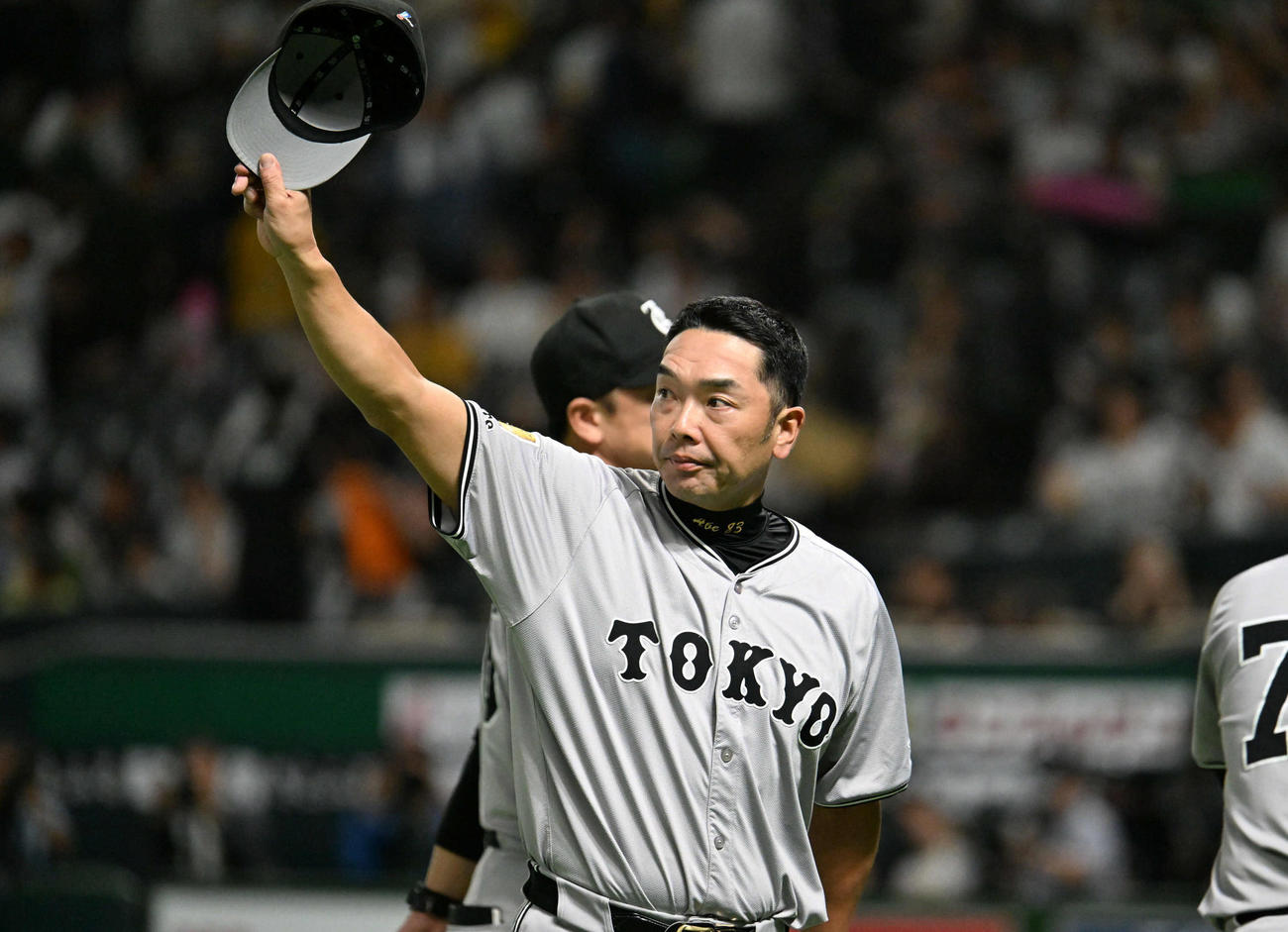 ソフトバンク対巨人　ファンの声援に応える阿部監督（撮影・林敢治）