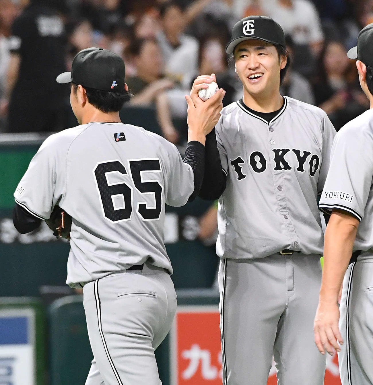 ソフトバンク対巨人　石川（左）からウイニングボールを受け取り、笑顔を見せる西舘（撮影・岩下翔太）