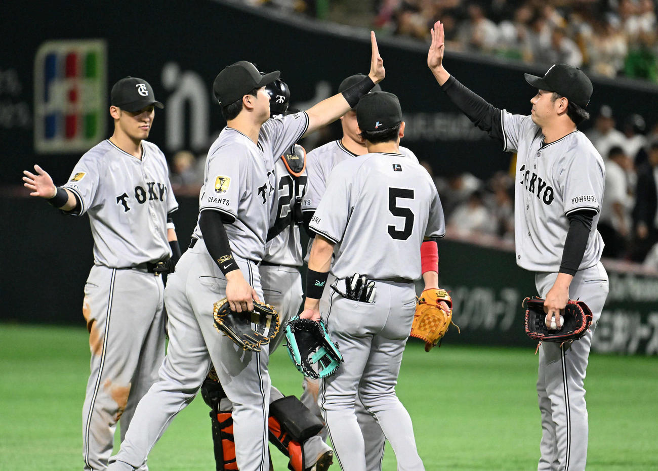 ソフトバンク対巨人　勝利を果たしタッチを交わす巨人ナイン（撮影・林敢治）