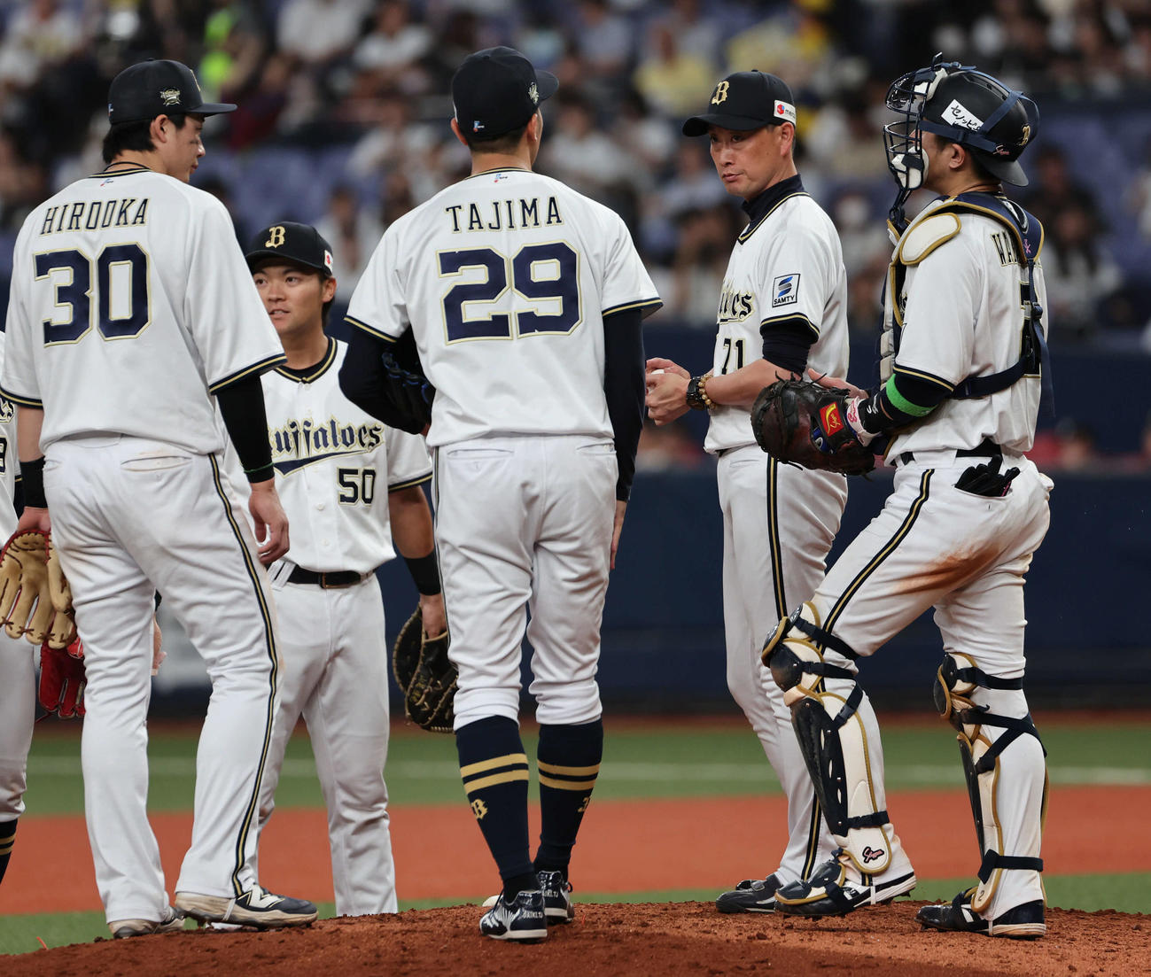 オリックス対DeNA 8回表DeNA2死二塁、打者桑原の場面でオリックス岸田監督（右から2人目）はマウンドに行き、田嶋に交代を告げる（撮影・西尾就之）