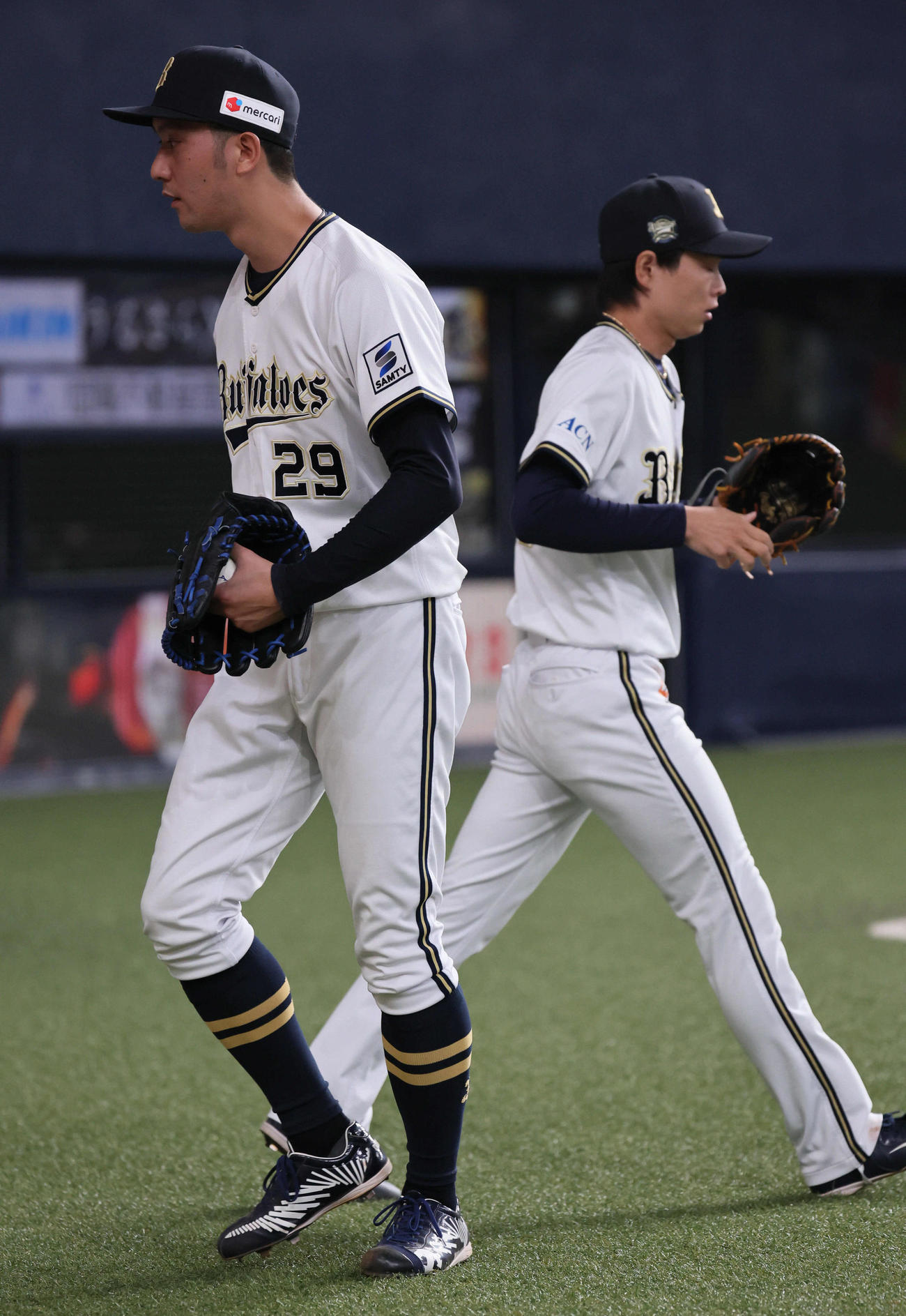 オリックス対DeNA 8回表DeNA2死二塁、田嶋（左）は山岡と交代する（撮影・宮崎幸一）