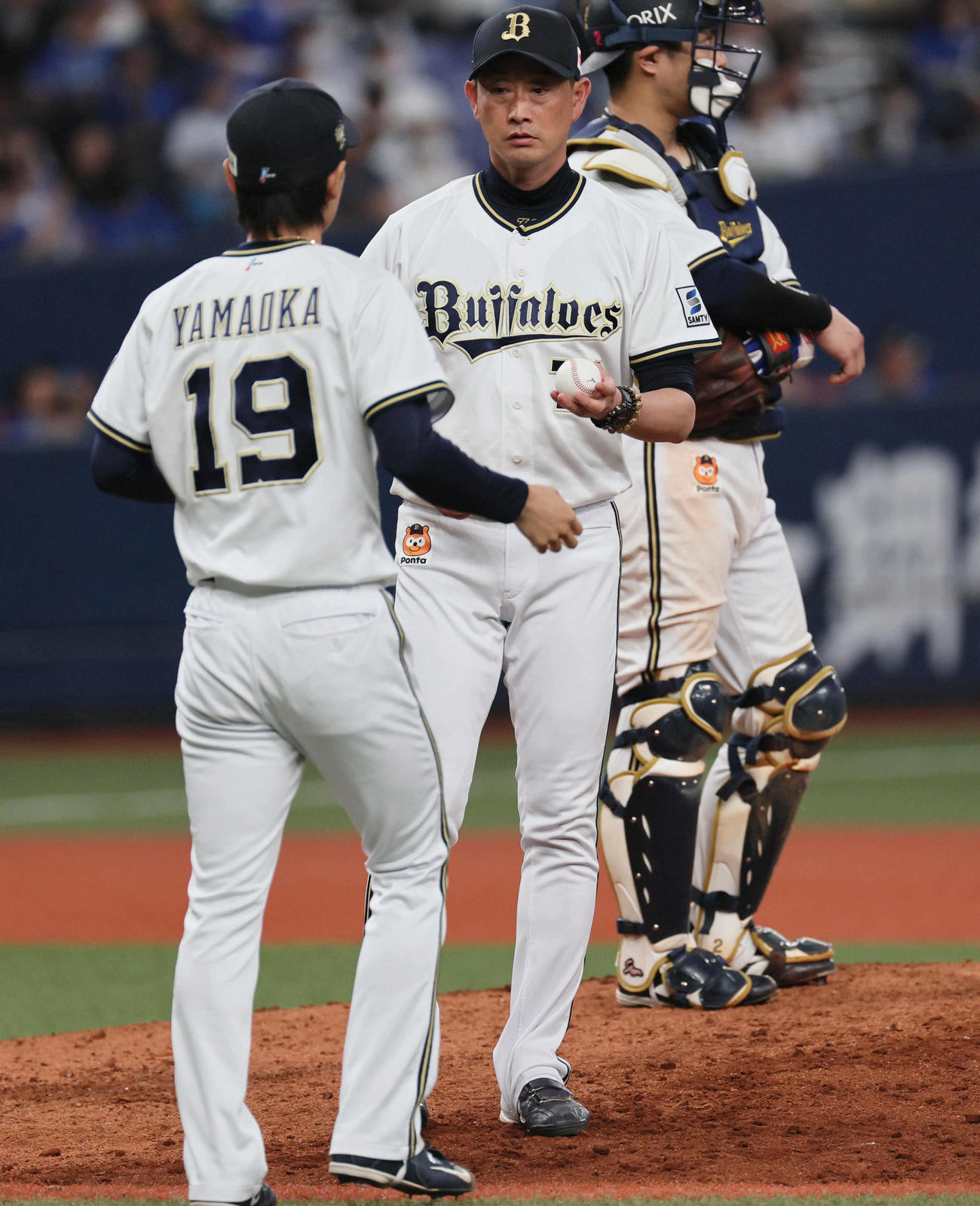 オリックス対DeNA 8回表DeNA2死二塁、岸田監督は山岡にマウンドを託す（撮影・宮崎幸一）