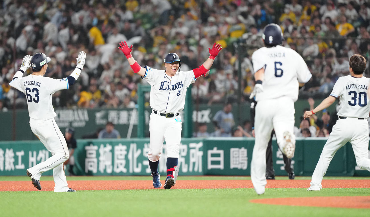西武対阪神　9回裏西武2死満塁、サヨナラ適時打を放ち歓喜する炭谷（左から2人目）（撮影・江口和貴）