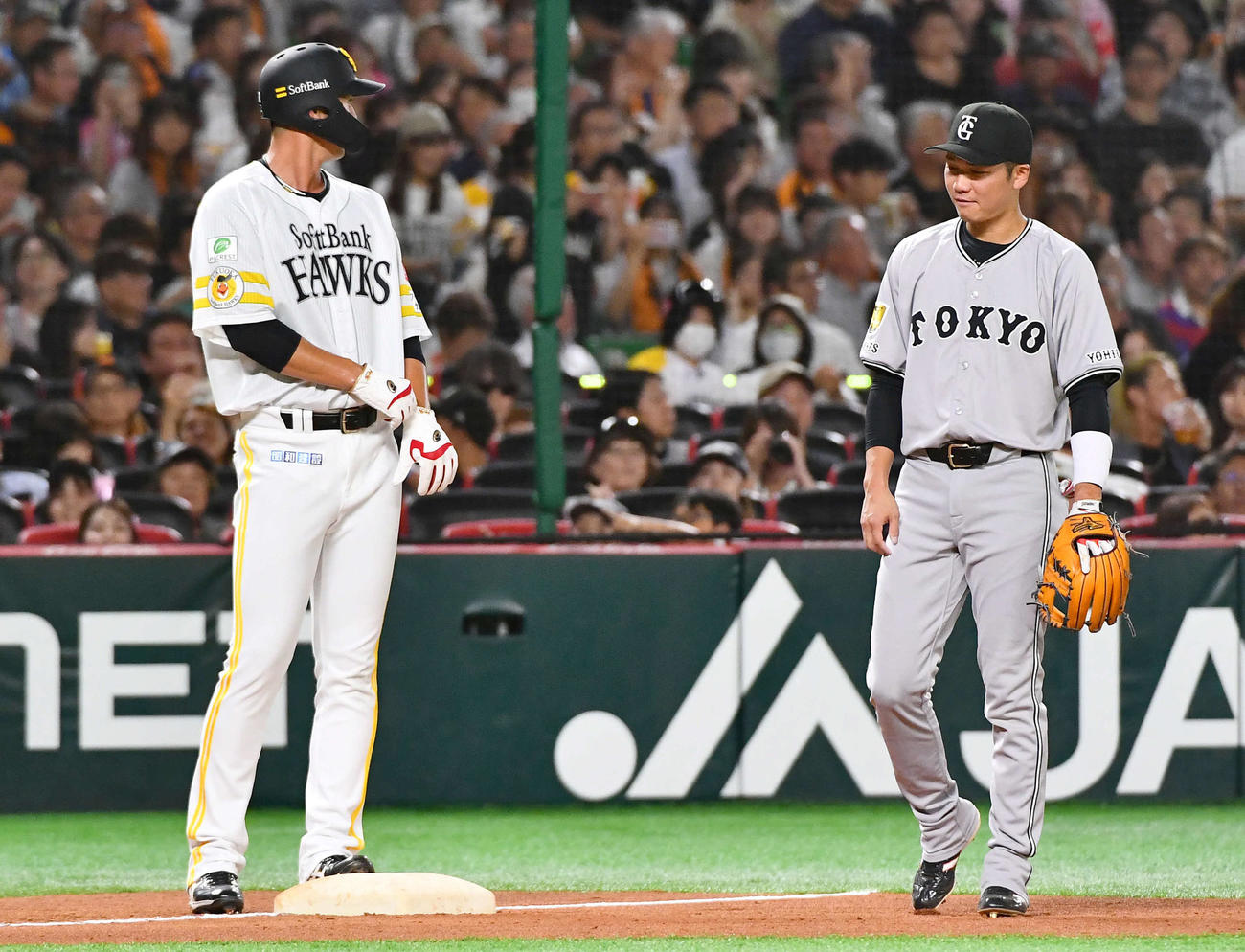 ソフトバンク対巨人　3回裏ソフトバンク1死二塁、渡辺の右前安打で三塁へ進んだ秋広（左）と話す三塁手の坂本（撮影・岩下翔太）