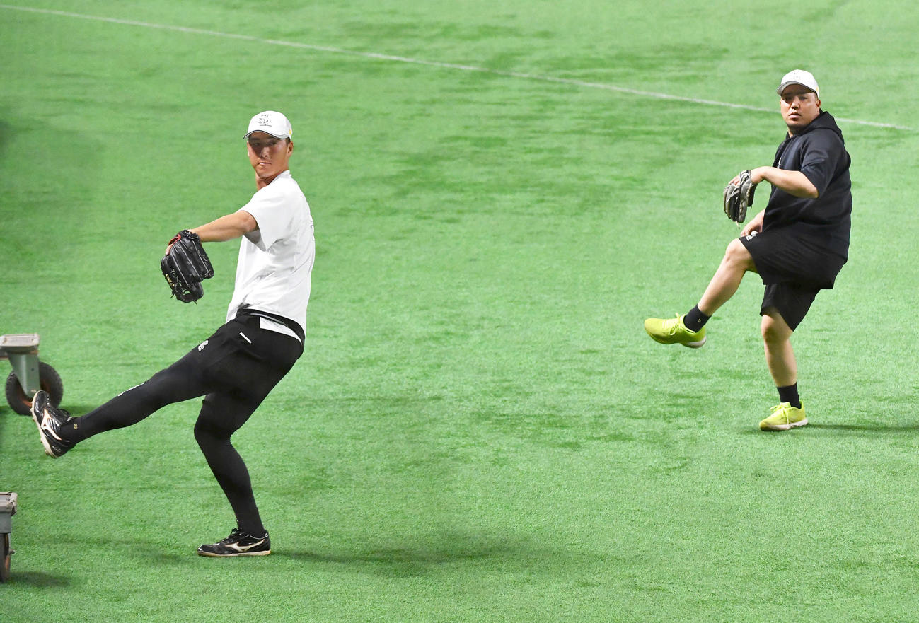 ソフトバンク対巨人　試合前、並んでキャッチボールを行う秋広（左）と山川（撮影・岩下翔太）