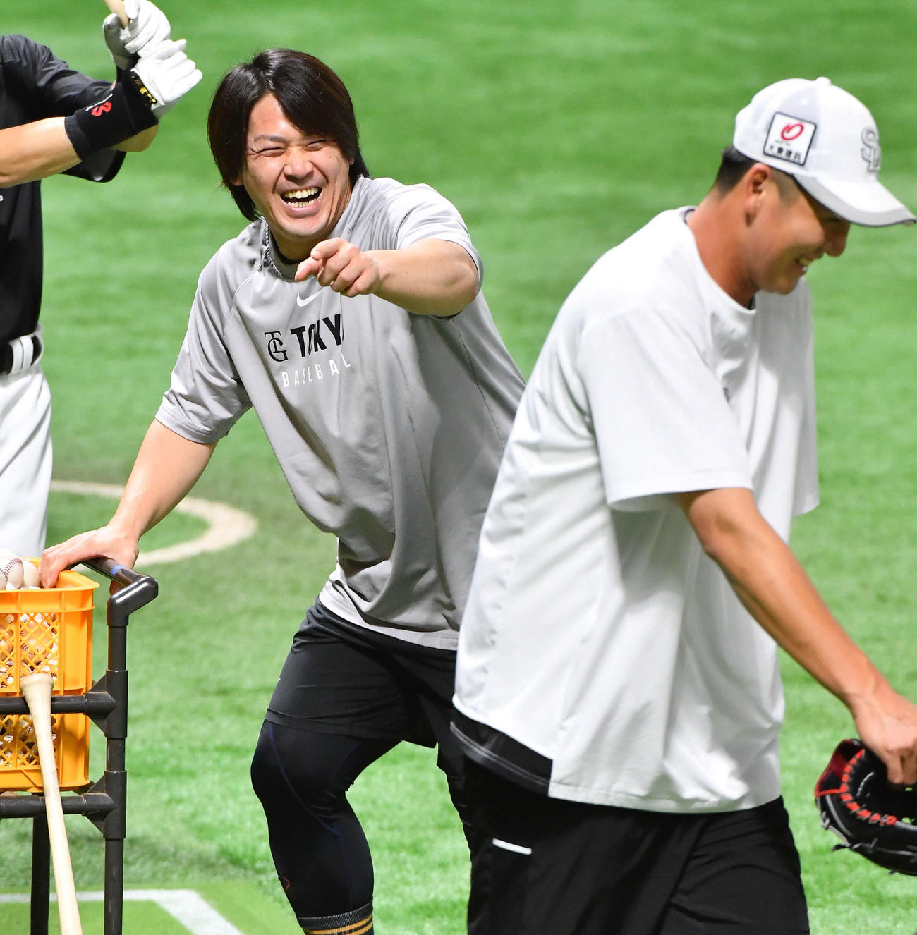 ソフトバンク対巨人　試合前、ソフトバンク秋広（右）と談笑する巨人甲斐（撮影・岩下翔太）