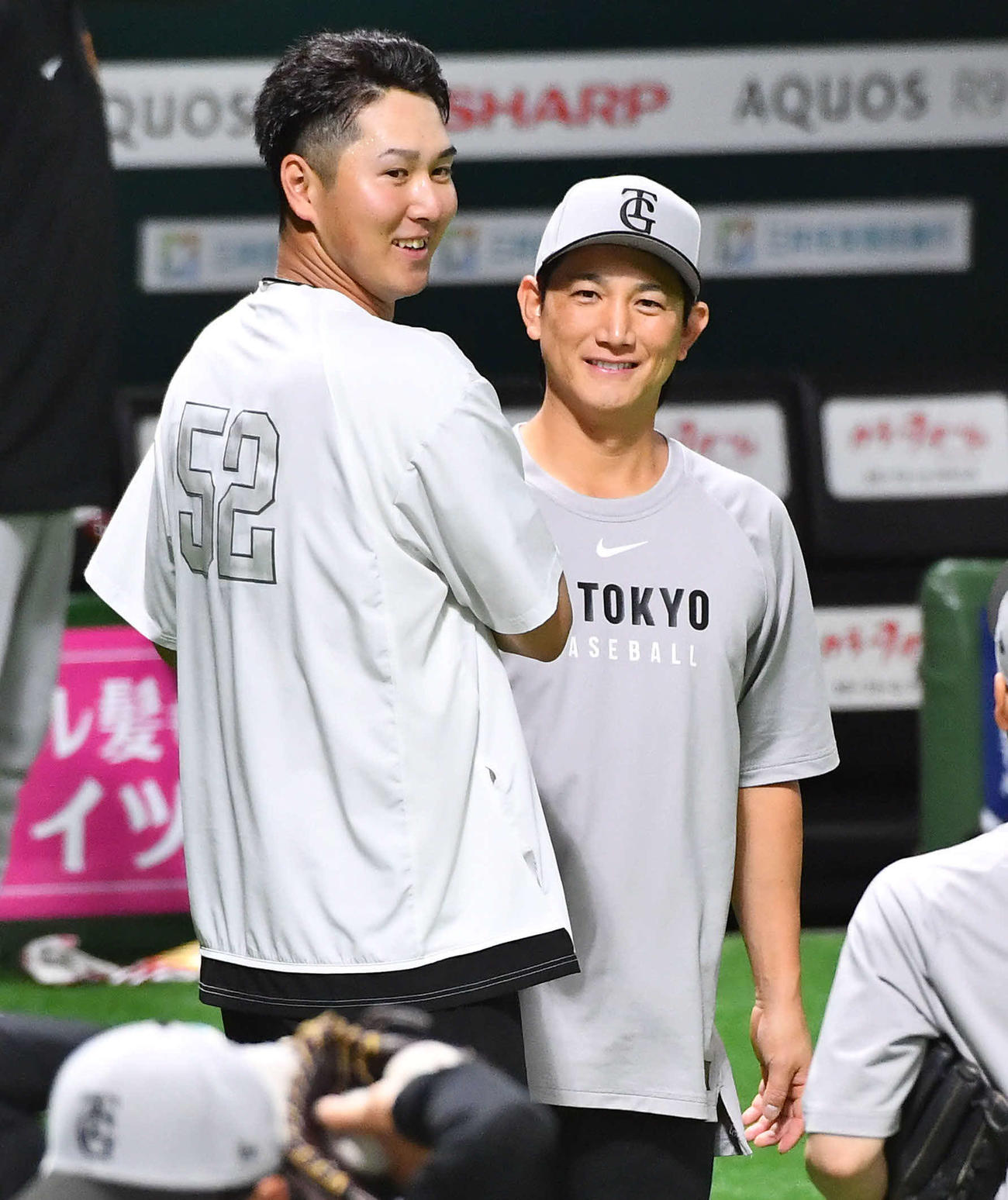 ソフトバンク対巨人　試合前、巨人小林（右）と握手を交わすソフトバンク秋広（撮影・岩下翔太）