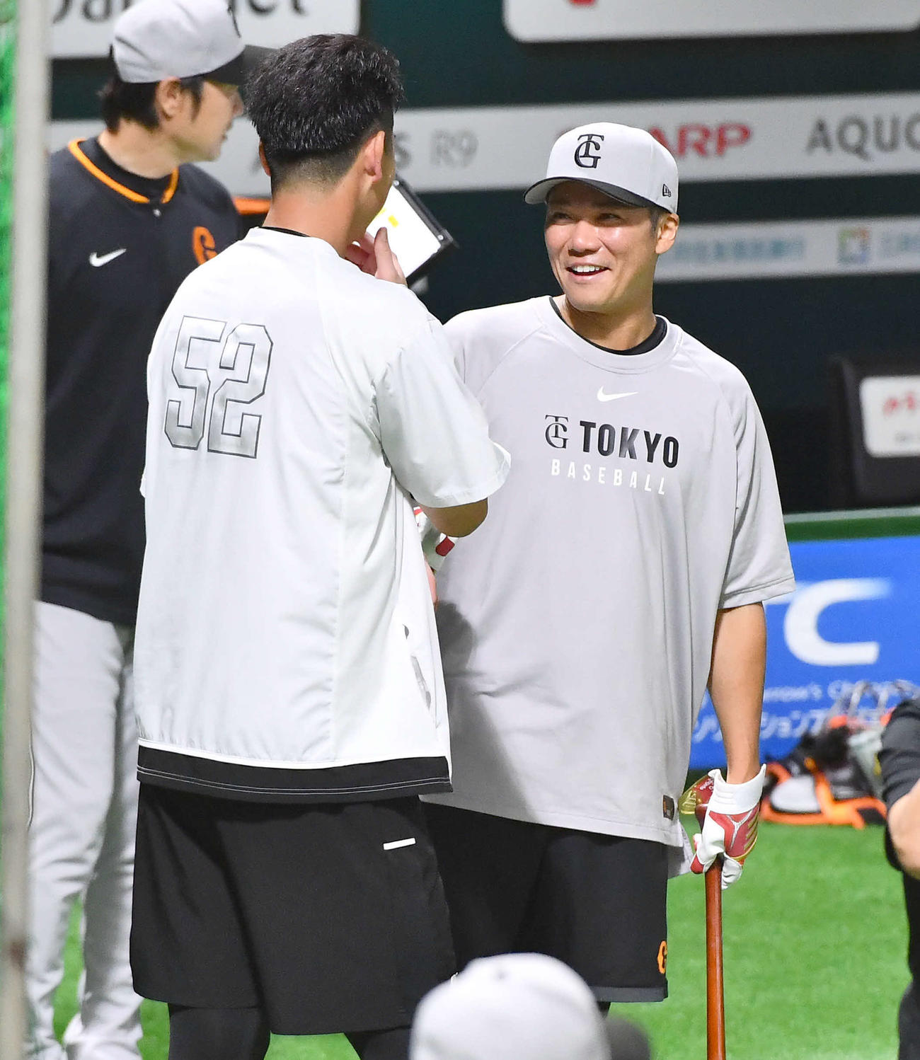 ソフトバンク対巨人　試合前、ソフトバンク秋広（左）と笑顔で話す巨人坂本（撮影・岩下翔太）