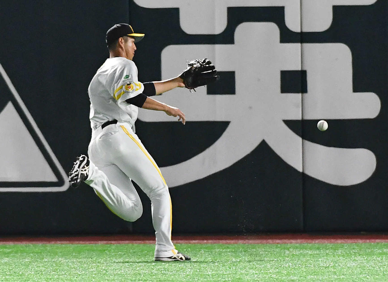 ソフトバンク対巨人　1回表巨人2死満塁、坂本が放った打球を追いかける秋広（撮影・岩下翔太）