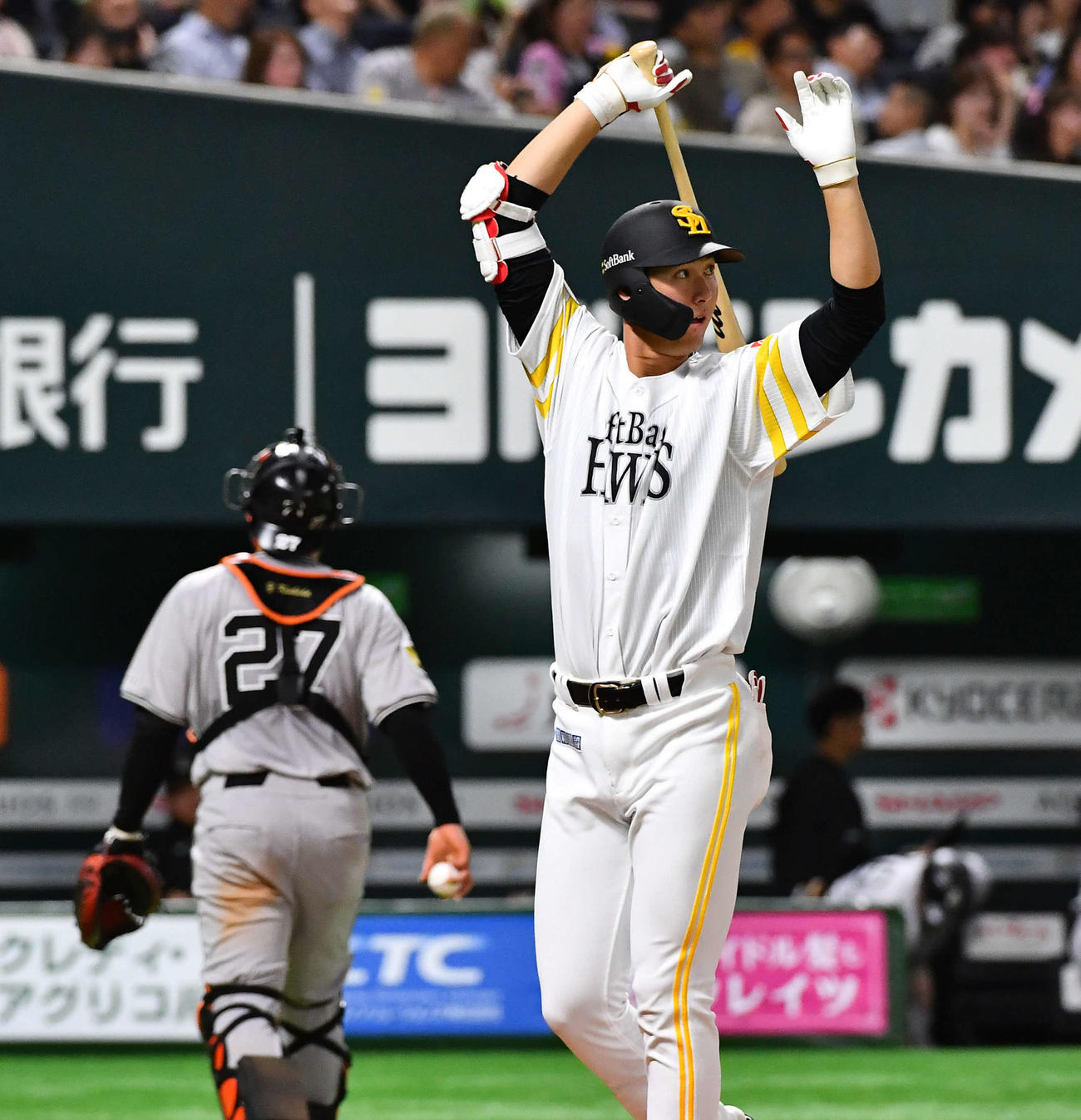 ソフトバンク対巨人　7回裏ソフトバンク2死二塁、空振り三振に倒れた秋広は悔しそうにベンチへ戻る（撮影・岩下翔太）
