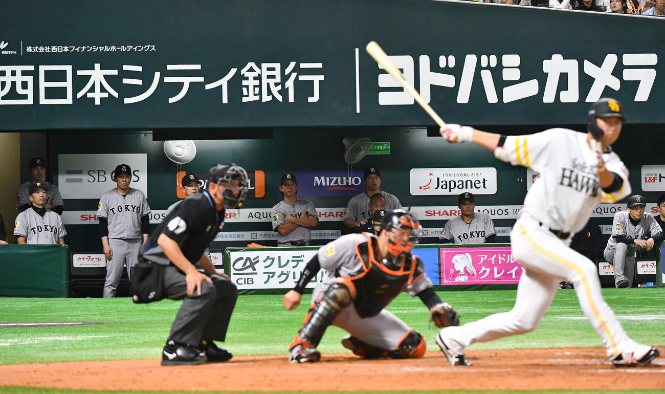 ソフトバンク対巨人　9回裏ソフトバンク2死一塁、空振り三振に倒れる秋広（手前）を見つめる阿部監督（左端）と巨人ナイン（撮影・岩下翔太）