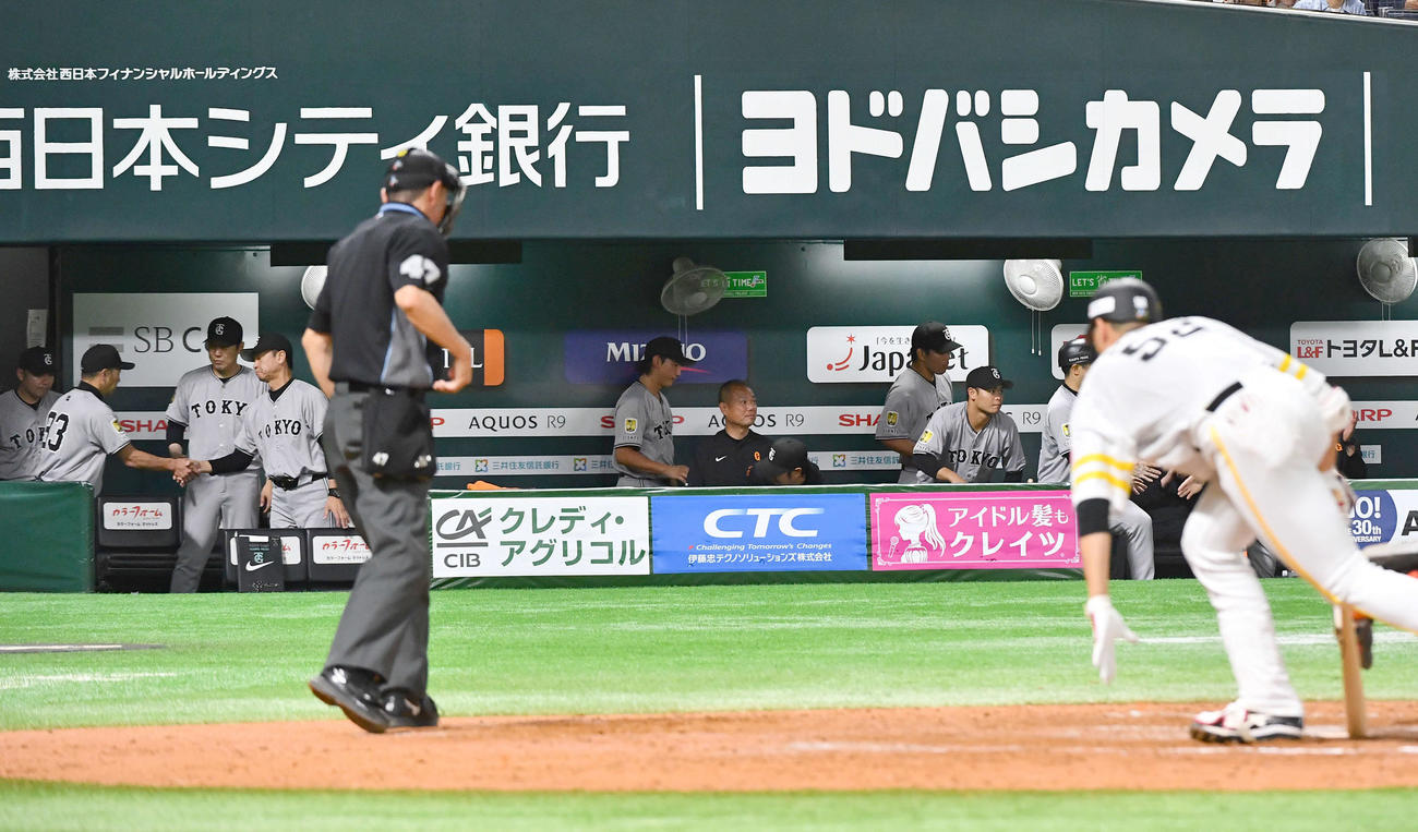 ソフトバンク対巨人　9回裏ソフトバンク2死一塁、秋広（手前）を空振り三振に抑えて勝利し、コーチ陣と握手を交わす阿部監督（左端）（撮影・岩下翔太）