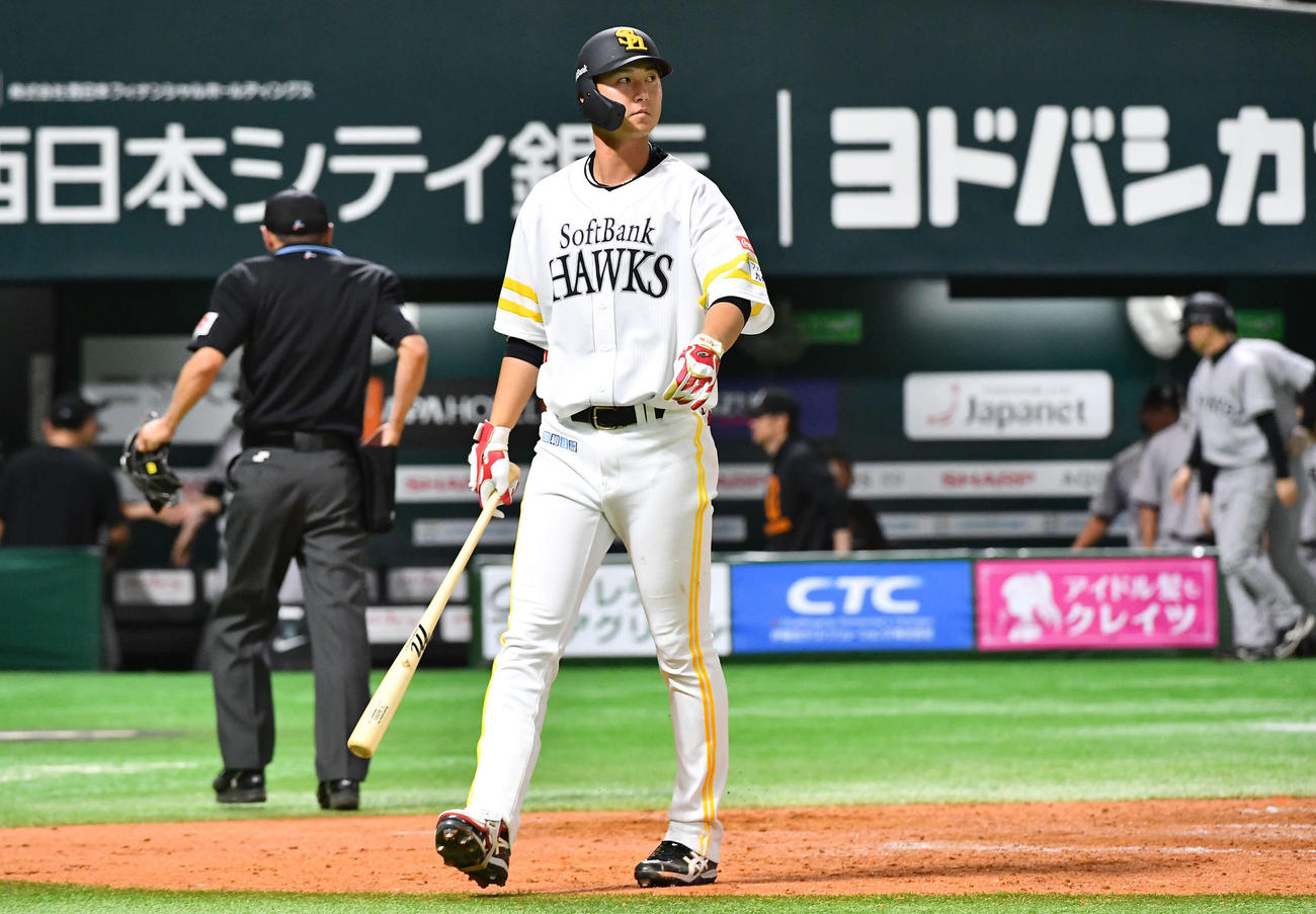 ソフトバンク対巨人　9回裏ソフトバンク2死一塁、空振り三振に倒れて試合終了し、厳しい表情で引き揚げる秋広（撮影・岩下翔太）