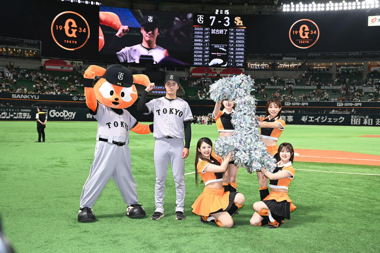 ソフトバンク対巨人　今期初勝利を飾った西舘（中央）（撮影・林敢治）