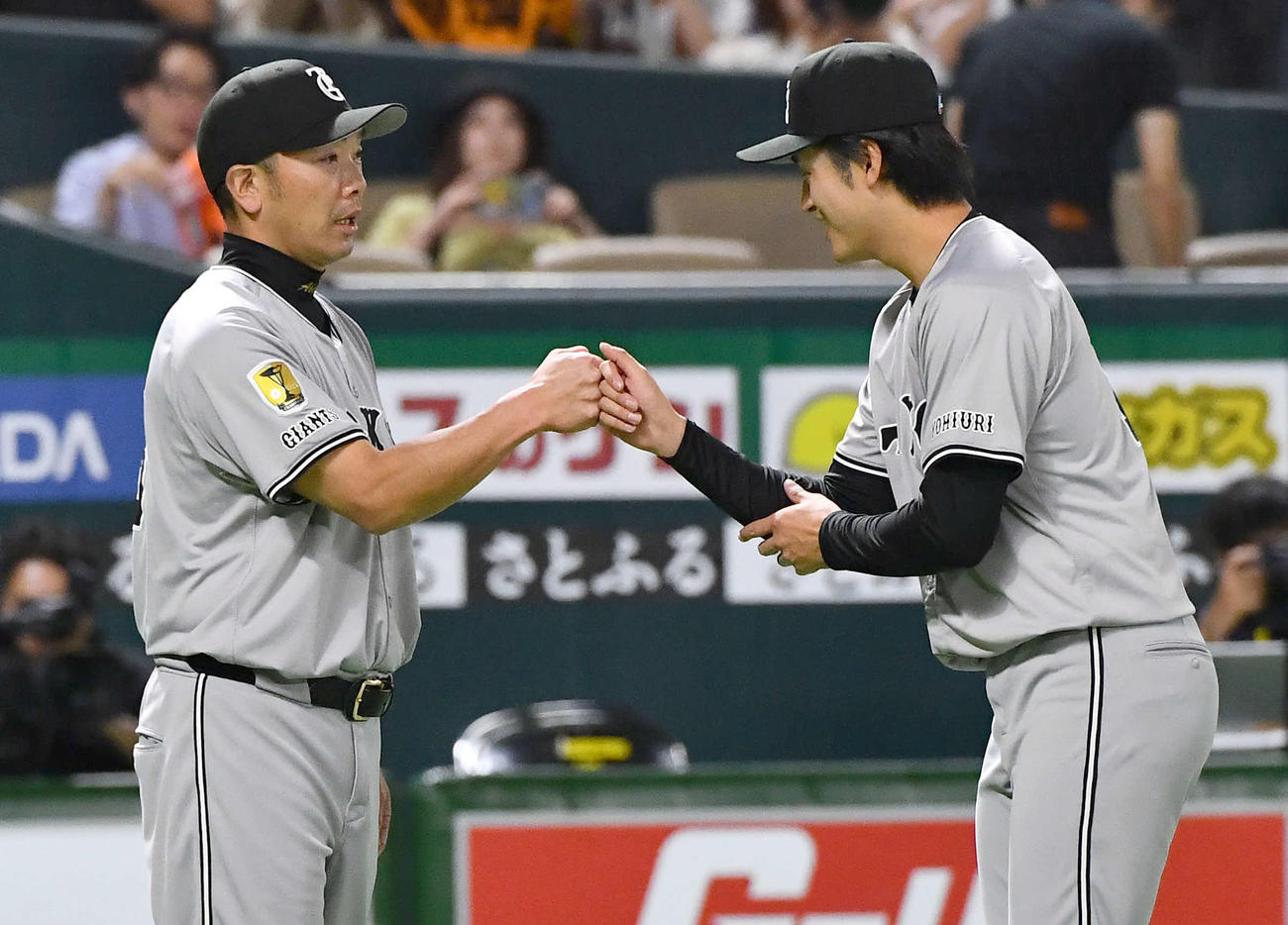 ソフトバンク対巨人　今季初勝利を挙げた西舘（右）とグータッチを交わす阿部監督（撮影・岩下翔太）