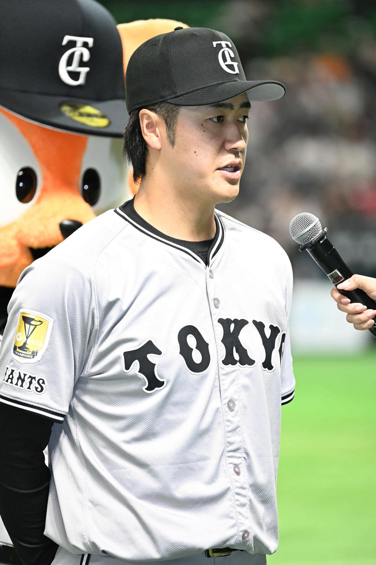 ソフトバンク対巨人　ヒーローインタビューに応える西舘（撮影・林敢治）