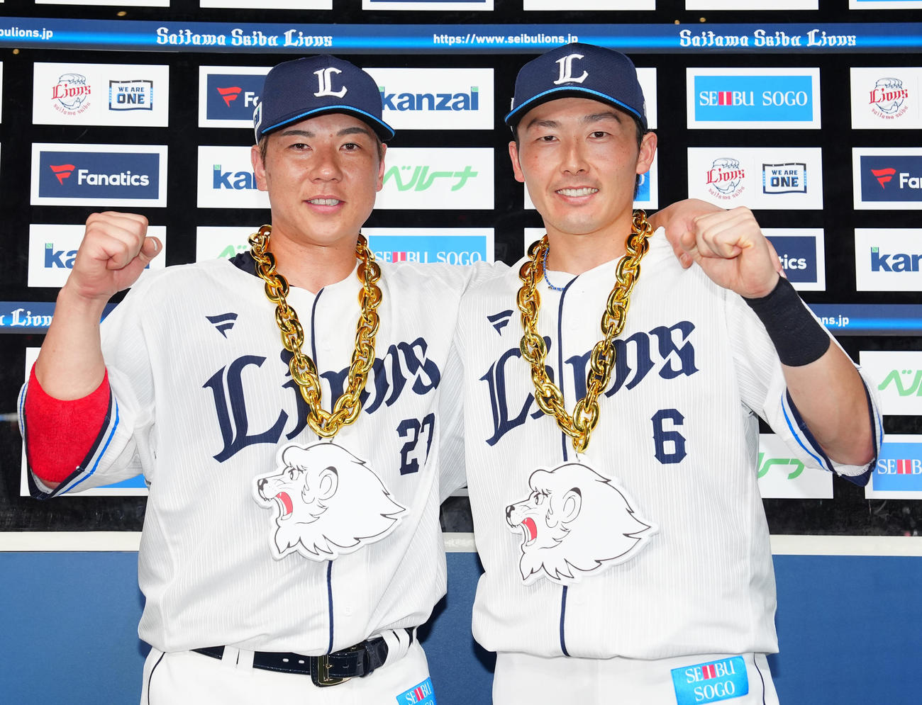 西武対阪神　試合後、お立ち台で写真に納まる西武炭谷（左）と源田（撮影・江口和貴）