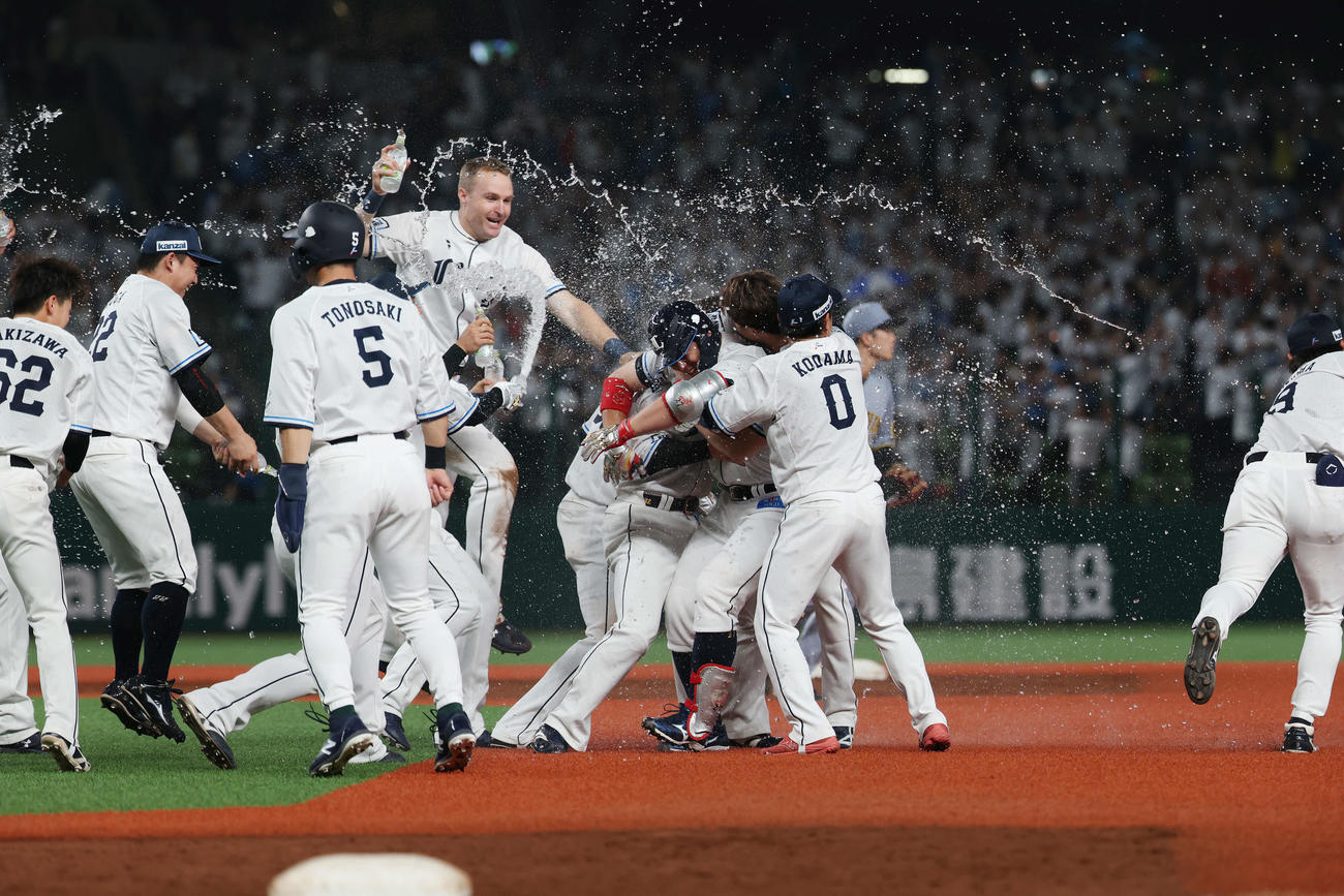 西武対阪神　9回裏西武2死満塁、サヨナラ右前適時打を放ちチームメートからウオーターシャワーを浴びる炭谷（中央）（撮影・宮地輝）