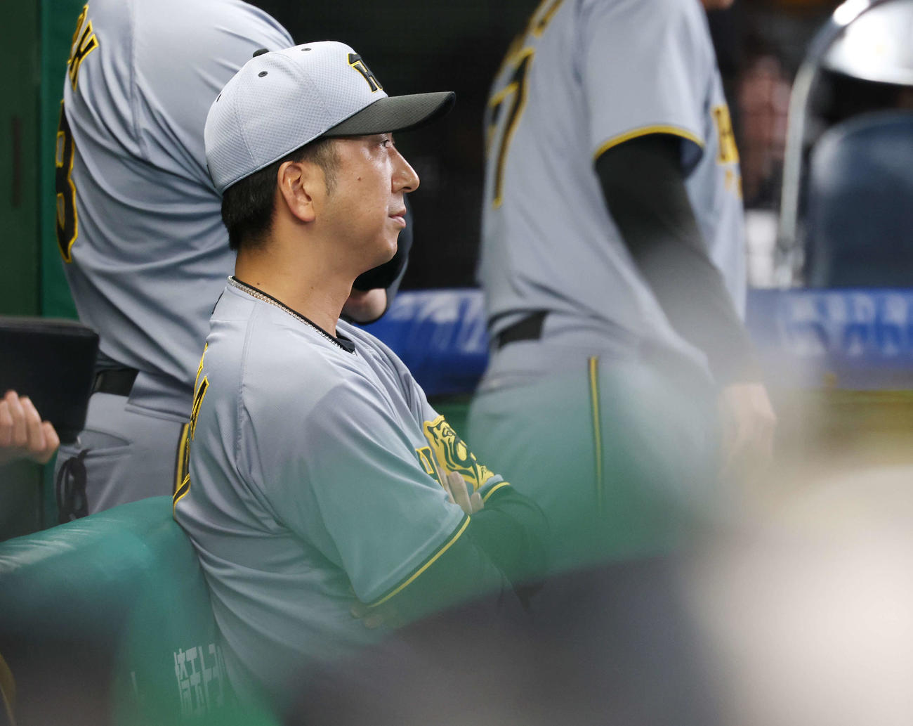 西武対阪神　9回裏西武1死満塁、源田に同点2点適時打を浴びベンチで厳しい表情の藤川監督（撮影・宮地輝）