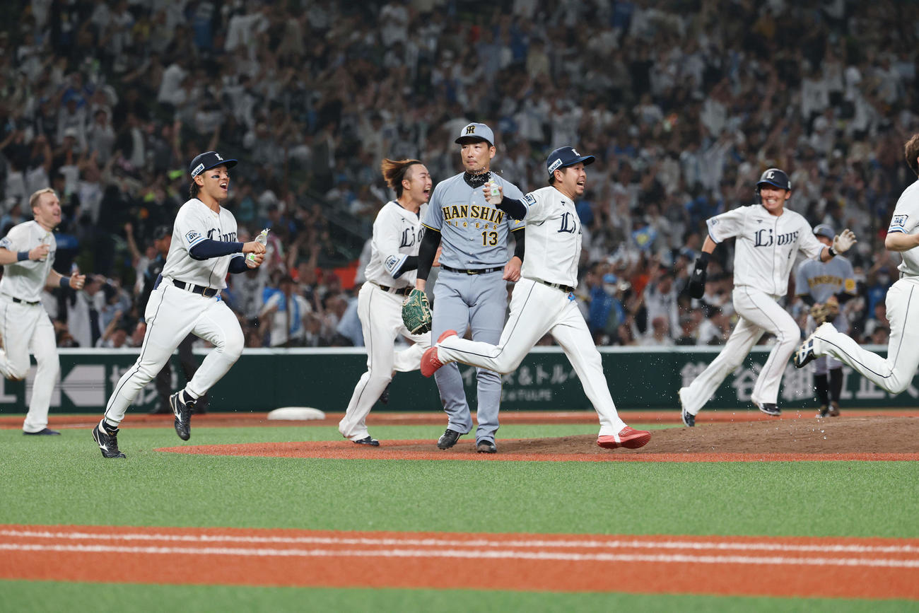 西武対阪神　9回裏西武2死満塁、炭谷にサヨナラ右前適時打を浴びた岩崎（撮影・宮地輝）