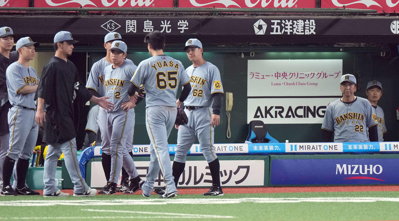 西武対阪神　9回途中でマウンドを降りる湯浅京を横目に厳しい表情の阪神藤川監督（右から2人目）（撮影・たえ見朱実）