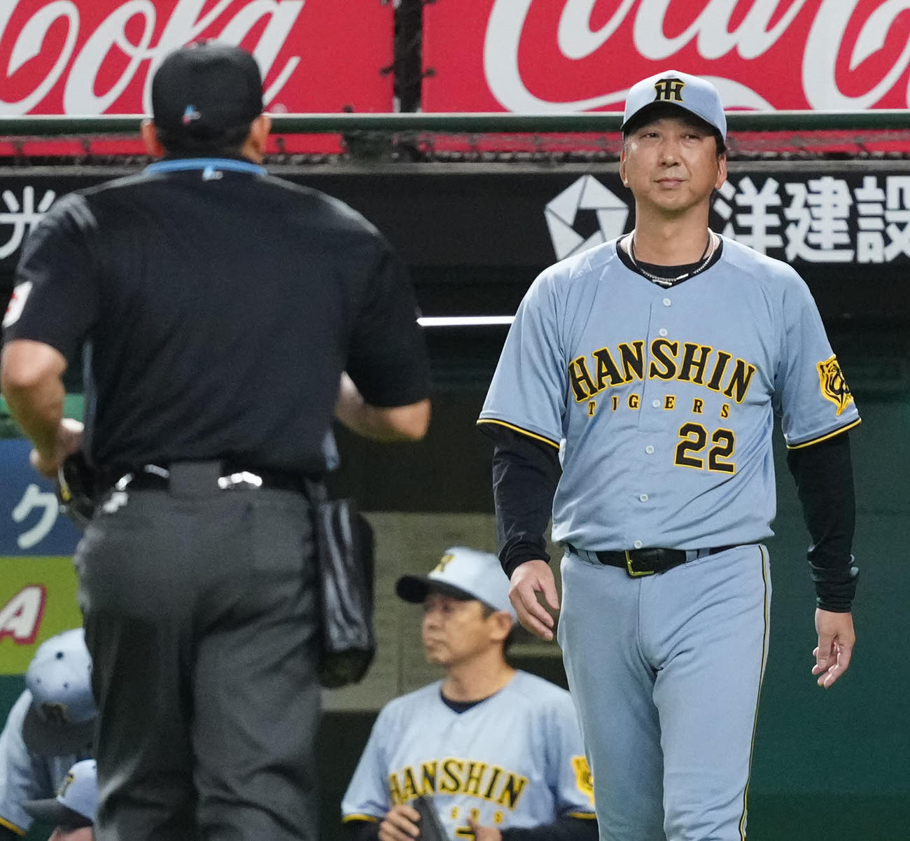 西武対阪神　9回裏途中、阪神3番手の湯浅の交代を告げる藤川監督（撮影・江口和貴）