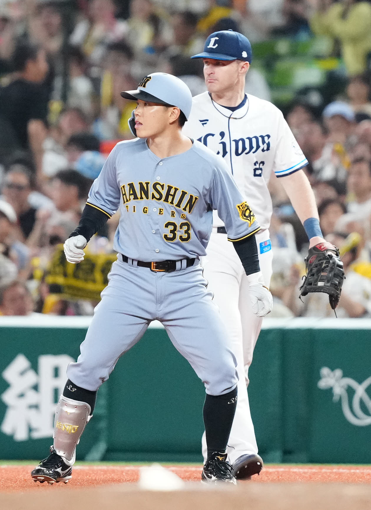 西武対阪神　7回表阪神無死、左前打を放った糸原（手前）（撮影・江口和貴）