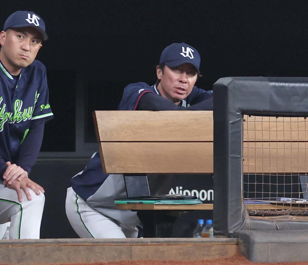 日本ハム対ヤクルト　ベンチで渋い表情の高津監督（撮影・黒川智章）